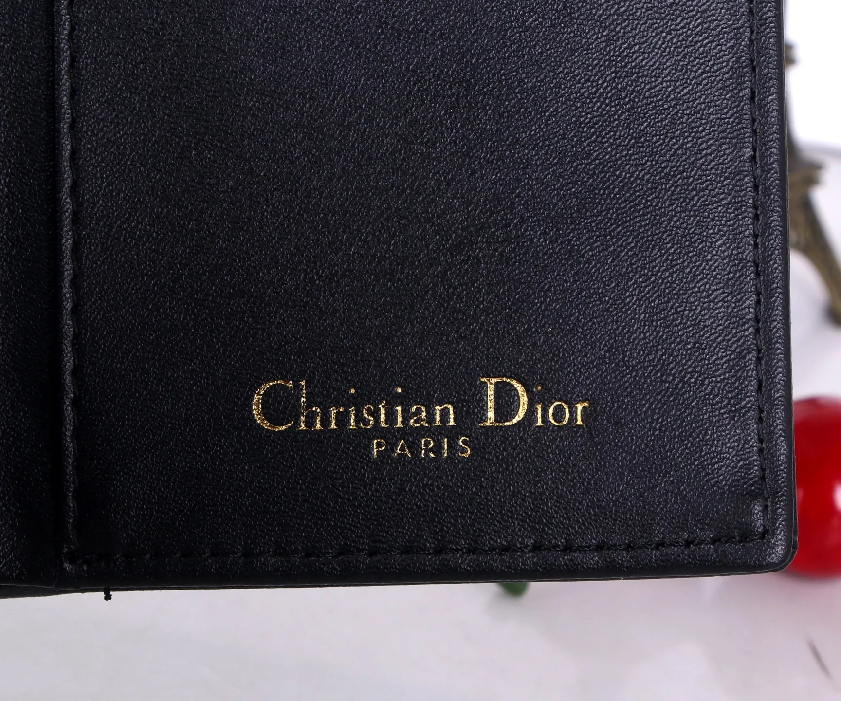 P170 Style No.: D3040 Brand: Dior Color: Black Size: 11*10*2 Description: The latest models from Dior counters are now available! Made of first-layer cowhide, the workmanship is exquisite, comparable to that of counters! Multifunctional small wallet, super practical!