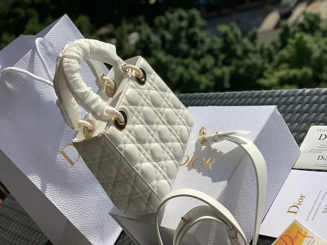 ❗️❗️❗️Free shipping with SF Express for year-end events❗️❗️❗️💰2000 Size 20x16.5x8CM Four-frame sheepskin white Exclusive original factory channel! Share this super rare three-compartment sheepskin Princess Diana bag. The sheepskin version will be more elegant and feminine! 30,000➕ on the counter, zoom in on the details! The details of every picture can feel its high quality! The leather texture, hardware texture, hot stamping, and printing details, from materials to craftsmanship, are exactly the same as those on the cabinet!