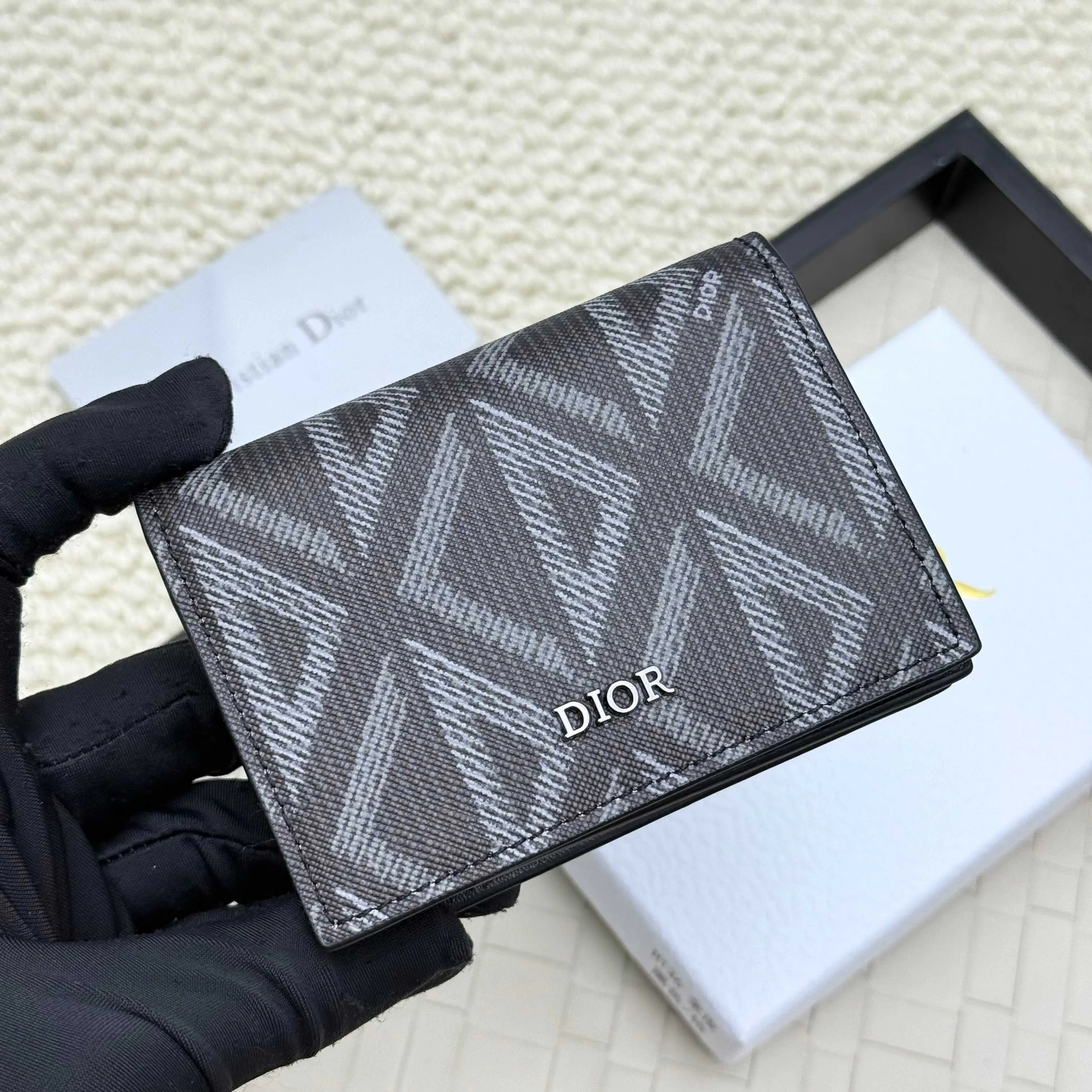 ￥120💰Business card holder is practical and exquisite👏🏻The interior is made of black smooth cowhide. Featuring an interior gusseted compartment with card slots, and a flip-top lid with two card slots. "DIOR" logo on the front and interior. No.: 136 Size: 10*6.8*2cm