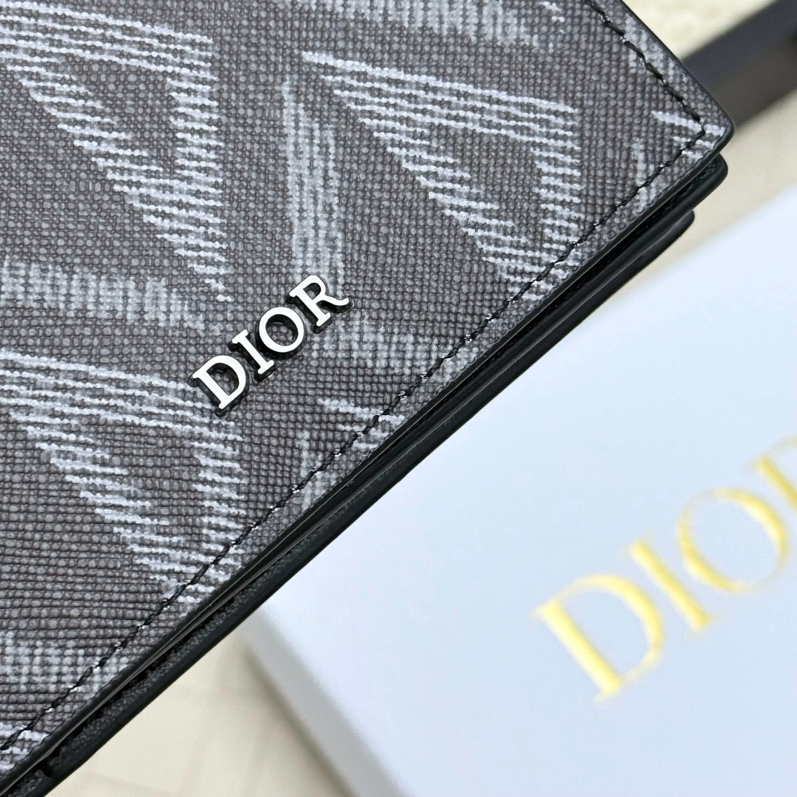￥120💰Business card holder is practical and exquisite👏🏻The interior is made of black smooth cowhide. Featuring an interior gusseted compartment with card slots, and a flip-top lid with two card slots. "DIOR" logo on the front and interior. No.: 136 Size: 10*6.8*2cm