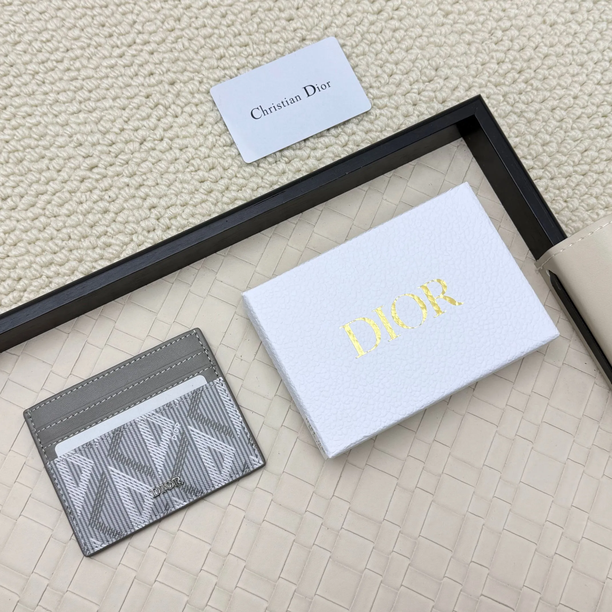 💰100 old flower material Dior card holder is elegant and refined😍 Men's is carefully made of cowhide [strong]. There are 3 card slots on each side and 1 card slot on the top, which is exquisite and exquisite in shape. Style number: CH135 Size: 10*8cm