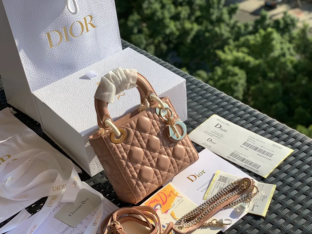 Top upgraded version 💰1800 Size 17 x 15 x 7CM Three-frame sheepskin nude powder Lady Dio*r with a public price of more than 30,000 yuan. I believe that most sisters started to get into the D family with this Lady Dio*r, but those who have only been to the counters know that it is really difficult to buy! And you have to wait, so if you want something in the same box, you can’t find it anywhere else, only we have it! All the details of the counter are synchronized, and the word-of-mouth model with 100% positive reviews is exactly what it looks like on the counter here! A must!