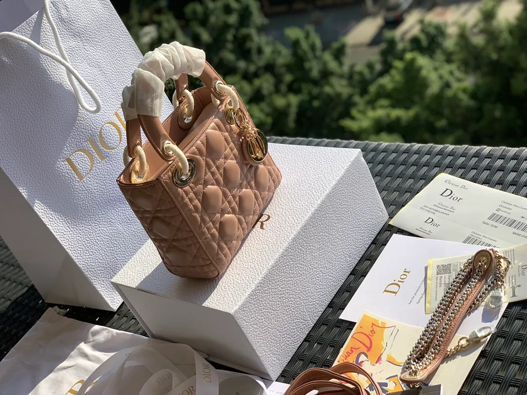 Top upgraded version 💰1800 Size 17 x 15 x 7CM Three-frame sheepskin nude powder Lady Dio*r with a public price of more than 30,000 yuan. I believe that most sisters started to get into the D family with this Lady Dio*r, but those who have only been to the counters know that it is really difficult to buy! And you have to wait, so if you want something in the same box, you can’t find it anywhere else, only we have it! All the details of the counter are synchronized, and the word-of-mouth model with 100% positive reviews is exactly what it looks like on the counter here! A must!