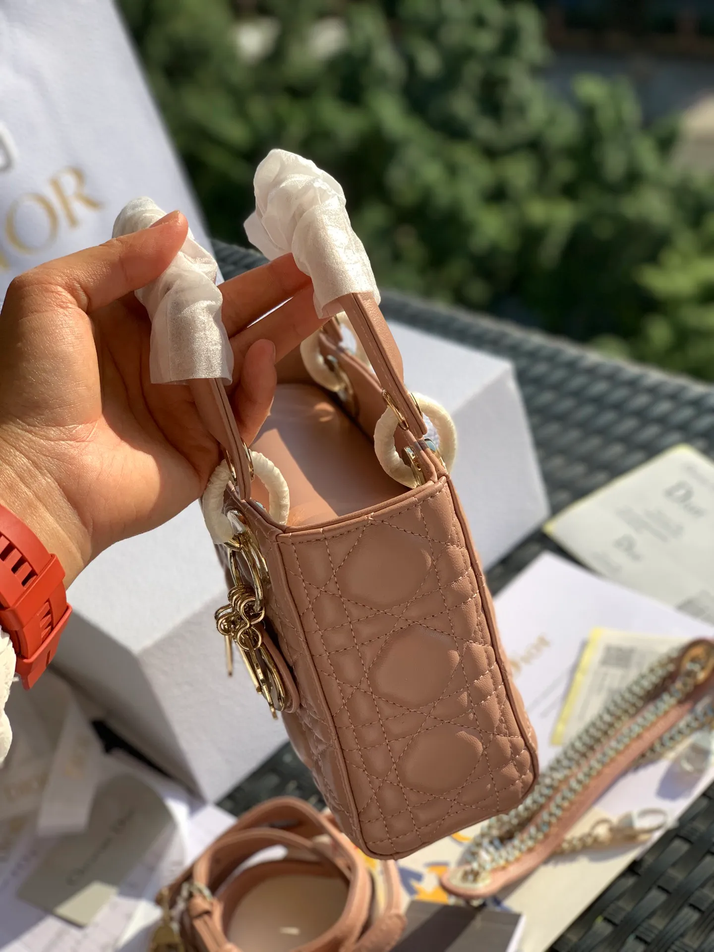 Top upgraded version 💰1800 Size 17 x 15 x 7CM Three-frame sheepskin nude powder Lady Dio*r with a public price of more than 30,000 yuan. I believe that most sisters started to get into the D family with this Lady Dio*r, but those who have only been to the counters know that it is really difficult to buy! And you have to wait, so if you want something in the same box, you can’t find it anywhere else, only we have it! All the details of the counter are synchronized, and the word-of-mouth model with 100% positive reviews is exactly what it looks like on the counter here! A must!