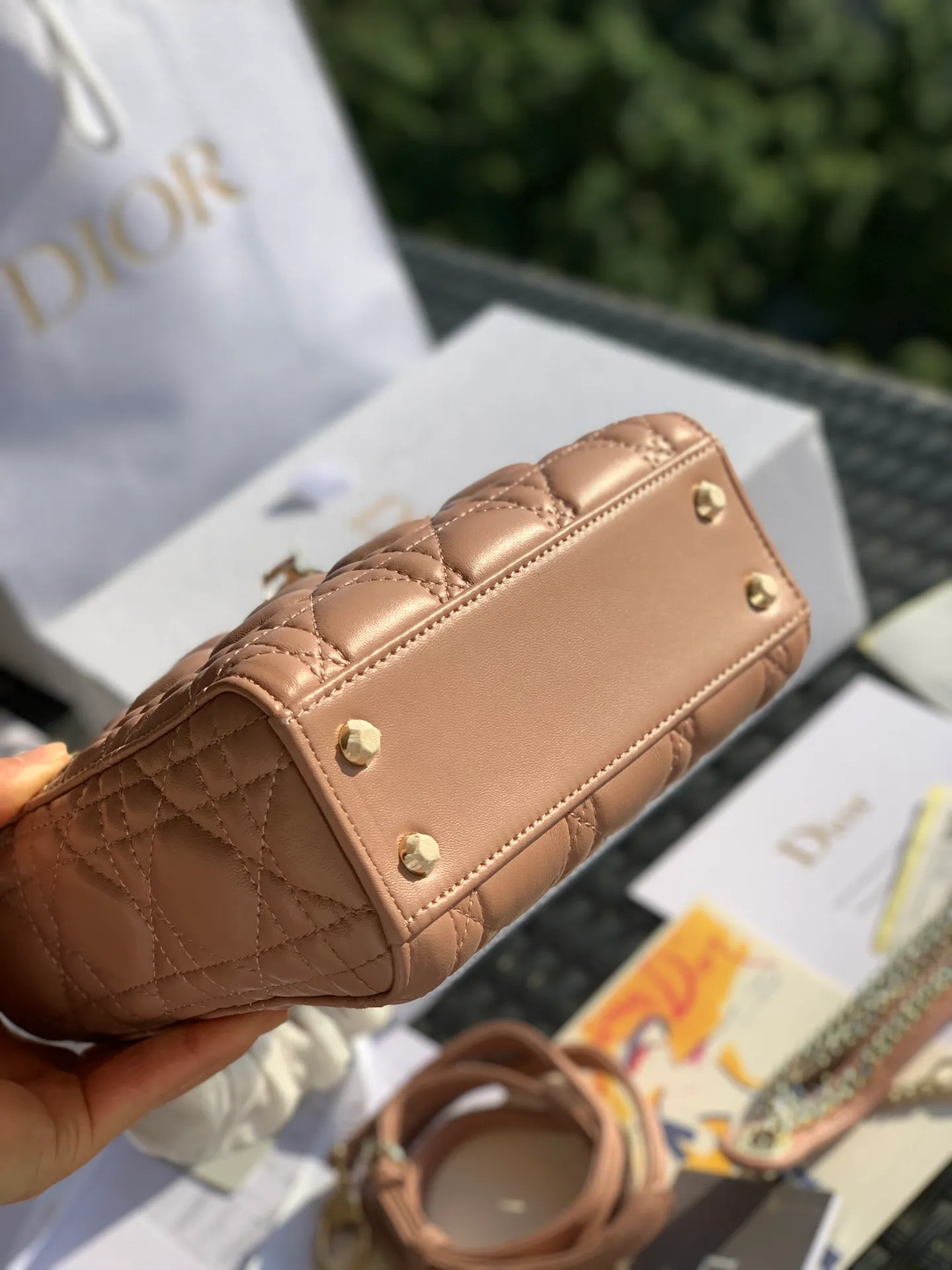 Top upgraded version 💰1800 Size 17 x 15 x 7CM Three-frame sheepskin nude powder Lady Dio*r with a public price of more than 30,000 yuan. I believe that most sisters started to get into the D family with this Lady Dio*r, but those who have only been to the counters know that it is really difficult to buy! And you have to wait, so if you want something in the same box, you can’t find it anywhere else, only we have it! All the details of the counter are synchronized, and the word-of-mouth model with 100% positive reviews is exactly what it looks like on the counter here! A must!