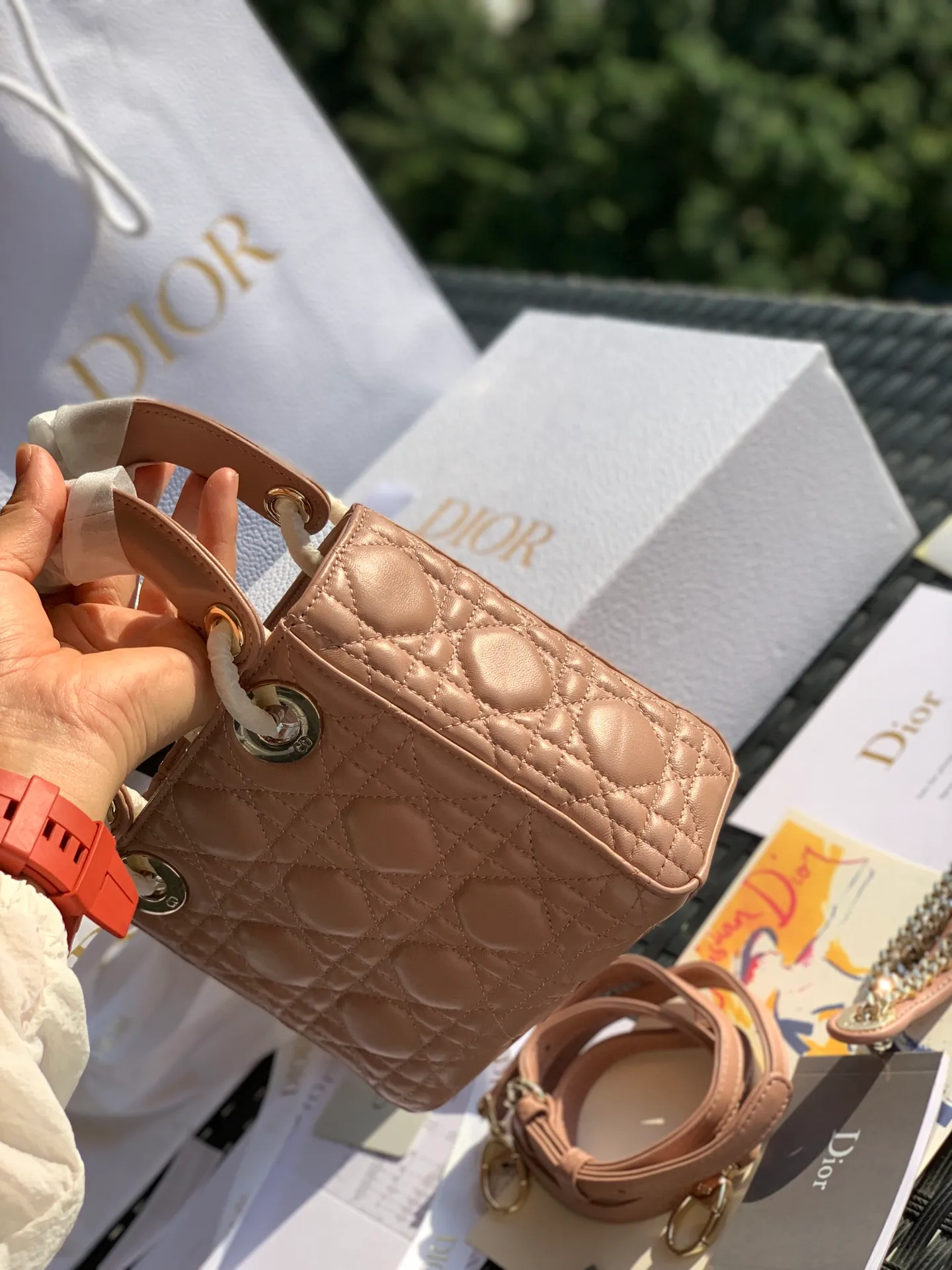 Top upgraded version 💰1800 Size 17 x 15 x 7CM Three-frame sheepskin nude powder Lady Dio*r with a public price of more than 30,000 yuan. I believe that most sisters started to get into the D family with this Lady Dio*r, but those who have only been to the counters know that it is really difficult to buy! And you have to wait, so if you want something in the same box, you can’t find it anywhere else, only we have it! All the details of the counter are synchronized, and the word-of-mouth model with 100% positive reviews is exactly what it looks like on the counter here! A must!