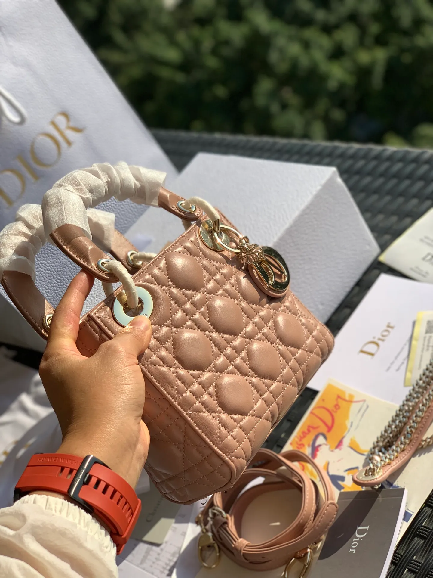 Top upgraded version 💰1800 Size 17 x 15 x 7CM Three-frame sheepskin nude powder Lady Dio*r with a public price of more than 30,000 yuan. I believe that most sisters started to get into the D family with this Lady Dio*r, but those who have only been to the counters know that it is really difficult to buy! And you have to wait, so if you want something in the same box, you can’t find it anywhere else, only we have it! All the details of the counter are synchronized, and the word-of-mouth model with 100% positive reviews is exactly what it looks like on the counter here! A must!