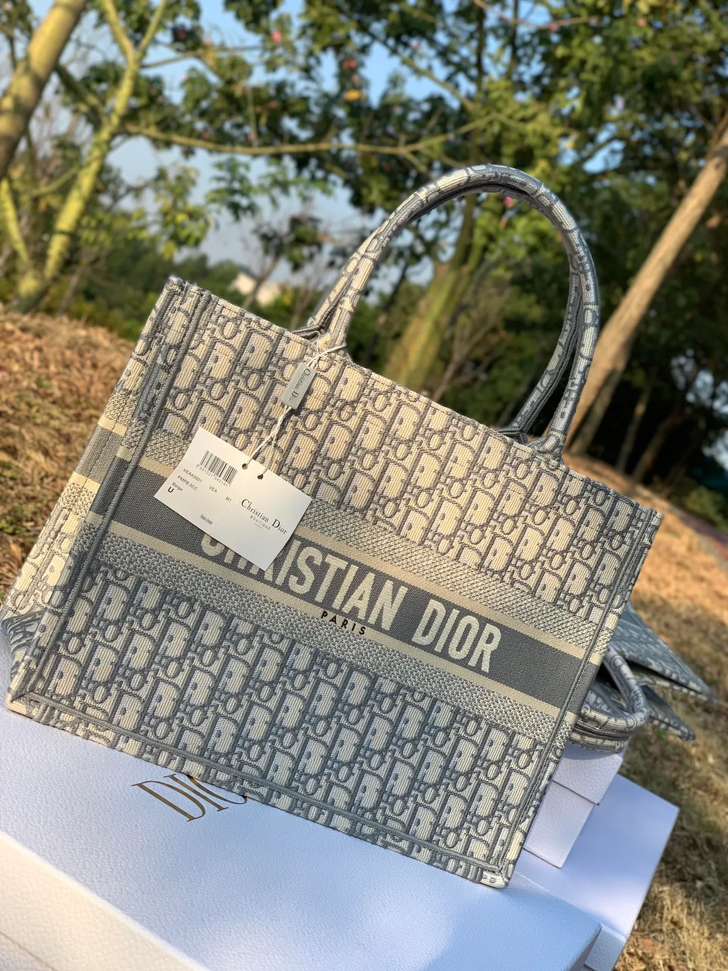 ❗️❗️❗️Free shipping with SF Express for year-end events❗️❗️❗️💰1500 Size 36.5 x 28 x 17.5 cm Small size Official website price 50,000 RMB! Old customers may know better that we sell too many of this model and there are never enough in stock! I can’t say enough about quality! Judging from our photos alone, all the textures are determined by the investment cost. The original fabrics and machine craftsmanship from overseas original factory channels are really perfect! Therefore, ordinary leather materials cannot make luxury goods, and cheap labor costs cannot buy first-class production line hours. The high-end sense of our bags itself is the best interpretation of its value!