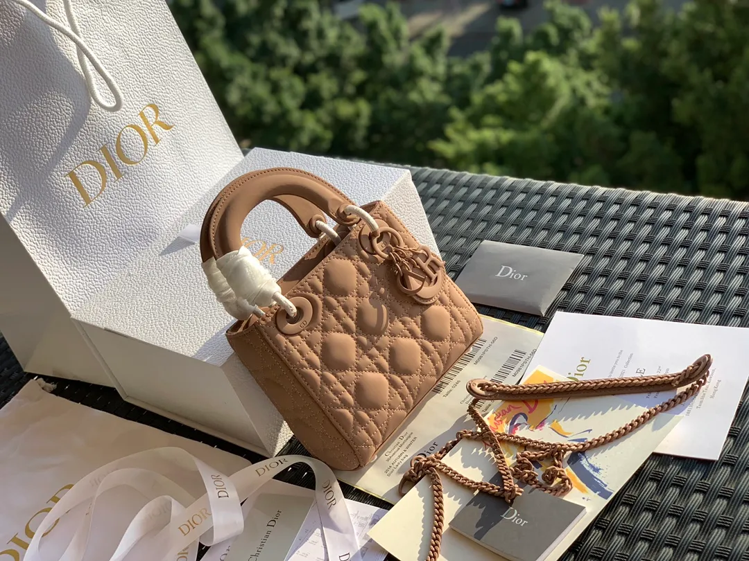 ❗️❗️❗️Free shipping with SF Express for year-end event❗️❗️❗️💰1800. The size is 17×15×7. The nude pink three-frame frosted model is another model that cannot be given up after the patent leather model! The Princess Diana bag has always been the top entry-level item in the D family! There are many people selling it, and even more say it is "genuine", but only a few can fit it into the cabinet! As the old saying goes, our original channels ➕ original ➕ raw materials ➕ original craftsmanship! It’s just basic to allow everyone to go to the counter freely! You can't get it even if you have money at the counter. No matter what kind of clothes you match it with for various occasions, you only need it all year round and it will last forever!