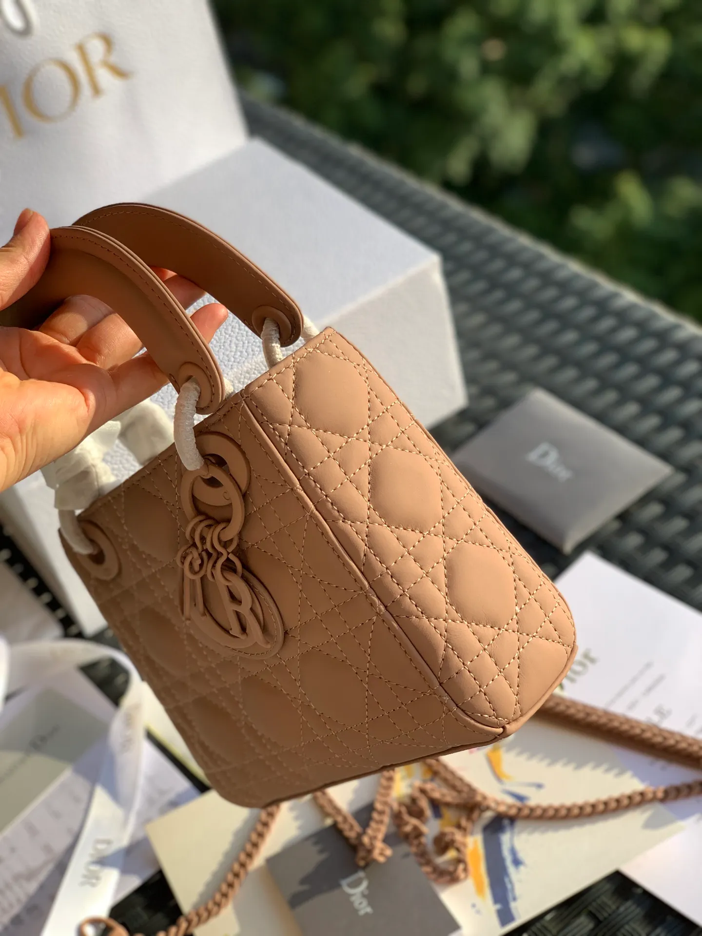 ❗️❗️❗️Free shipping with SF Express for year-end event❗️❗️❗️💰1800. The size is 17×15×7. The nude pink three-frame frosted model is another model that cannot be given up after the patent leather model! The Princess Diana bag has always been the top entry-level item in the D family! There are many people selling it, and even more say it is "genuine", but only a few can fit it into the cabinet! As the old saying goes, our original channels ➕ original ➕ raw materials ➕ original craftsmanship! It’s just basic to allow everyone to go to the counter freely! You can't get it even if you have money at the counter. No matter what kind of clothes you match it with for various occasions, you only need it all year round and it will last forever!