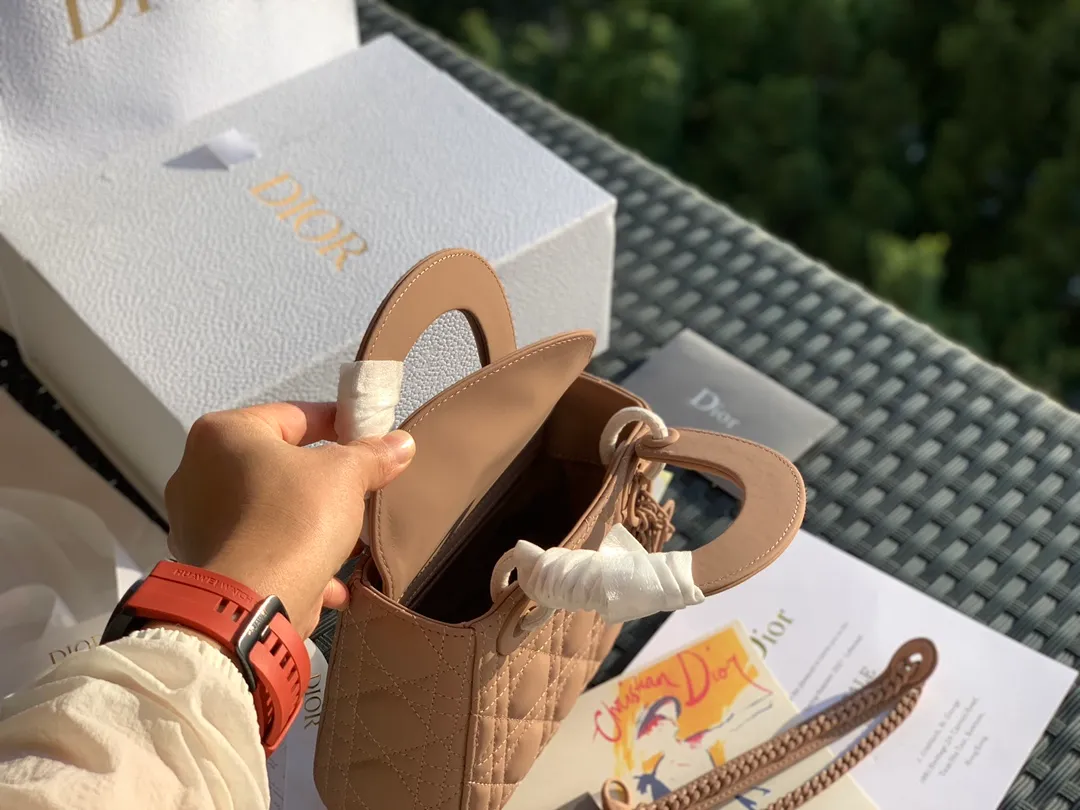 ❗️❗️❗️Free shipping with SF Express for year-end event❗️❗️❗️💰1800. The size is 17×15×7. The nude pink three-frame frosted model is another model that cannot be given up after the patent leather model! The Princess Diana bag has always been the top entry-level item in the D family! There are many people selling it, and even more say it is "genuine", but only a few can fit it into the cabinet! As the old saying goes, our original channels ➕ original ➕ raw materials ➕ original craftsmanship! It’s just basic to allow everyone to go to the counter freely! You can't get it even if you have money at the counter. No matter what kind of clothes you match it with for various occasions, you only need it all year round and it will last forever!