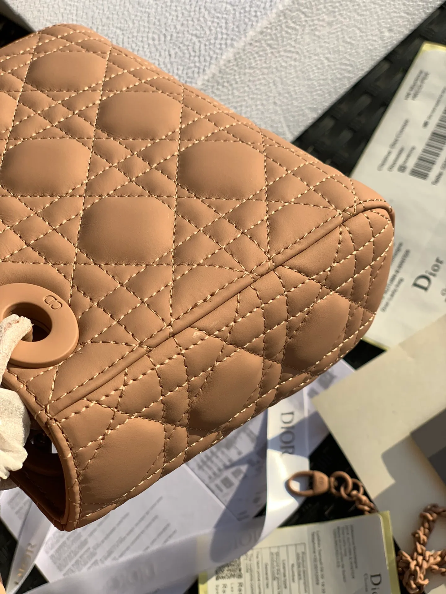 ❗️❗️❗️Free shipping with SF Express for year-end event❗️❗️❗️💰1800. The size is 17×15×7. The nude pink three-frame frosted model is another model that cannot be given up after the patent leather model! The Princess Diana bag has always been the top entry-level item in the D family! There are many people selling it, and even more say it is "genuine", but only a few can fit it into the cabinet! As the old saying goes, our original channels ➕ original ➕ raw materials ➕ original craftsmanship! It’s just basic to allow everyone to go to the counter freely! You can't get it even if you have money at the counter. No matter what kind of clothes you match it with for various occasions, you only need it all year round and it will last forever!