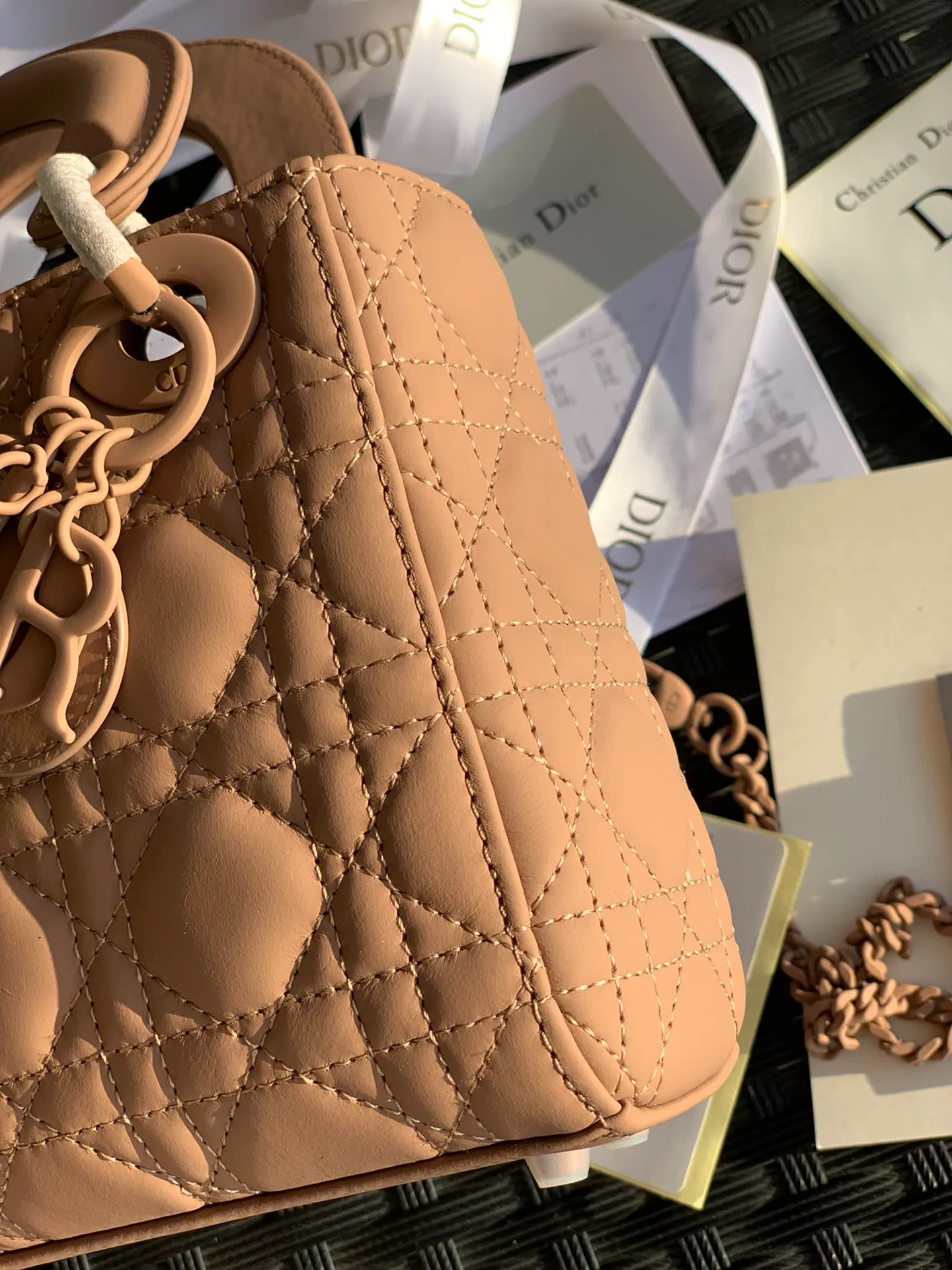 ❗️❗️❗️Free shipping with SF Express for year-end event❗️❗️❗️💰1800. The size is 17×15×7. The nude pink three-frame frosted model is another model that cannot be given up after the patent leather model! The Princess Diana bag has always been the top entry-level item in the D family! There are many people selling it, and even more say it is "genuine", but only a few can fit it into the cabinet! As the old saying goes, our original channels ➕ original ➕ raw materials ➕ original craftsmanship! It’s just basic to allow everyone to go to the counter freely! You can't get it even if you have money at the counter. No matter what kind of clothes you match it with for various occasions, you only need it all year round and it will last forever!