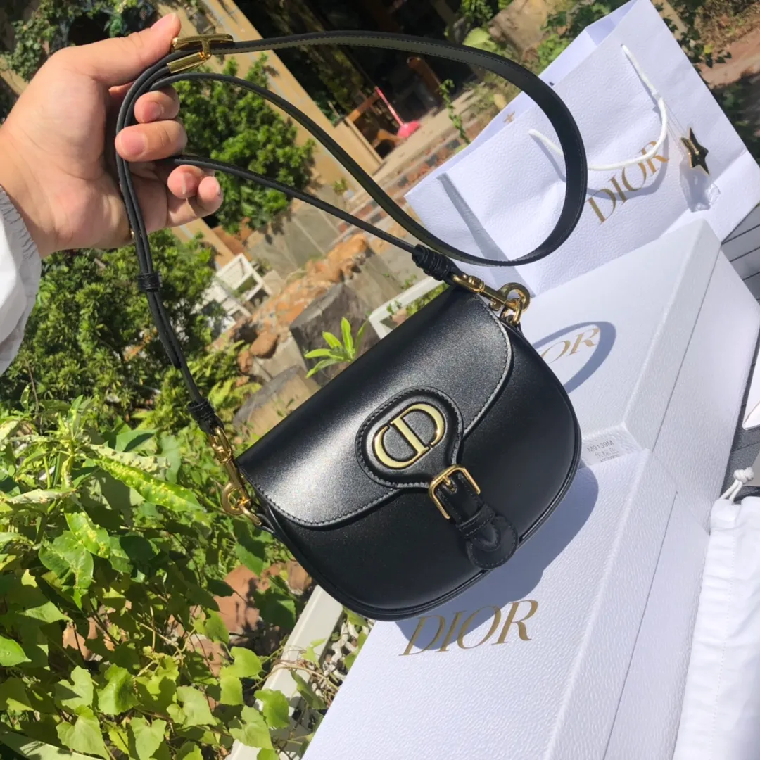 ❗️❗️❗️Free shipping with SF Express for year-end events❗️❗️❗️💰1700 Small size: 18×14×5cm Dior overseas channel goods! Dior Saddle Bag😘This Dior Bobby handbag is a shoulder bag style, showing elegant silhouette and coordinated proportions. This small bag is crafted from glossy black calfskin and accented with antiqued gold hardware for added style. The interior is designed with suede leather, which is soft and rich in texture. With a detachable and adjustable shoulder strap embellished with a military-style buckle, it can be worn on the shoulder, cross-body or handheld.