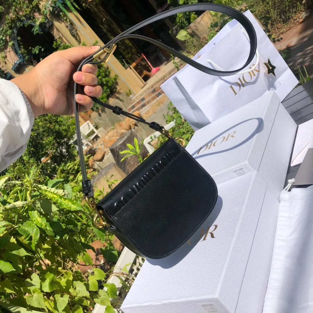 ❗️❗️❗️Free shipping with SF Express for year-end events❗️❗️❗️💰1700 Small size: 18×14×5cm Dior overseas channel goods! Dior Saddle Bag😘This Dior Bobby handbag is a shoulder bag style, showing elegant silhouette and coordinated proportions. This small bag is crafted from glossy black calfskin and accented with antiqued gold hardware for added style. The interior is designed with suede leather, which is soft and rich in texture. With a detachable and adjustable shoulder strap embellished with a military-style buckle, it can be worn on the shoulder, cross-body or handheld.
