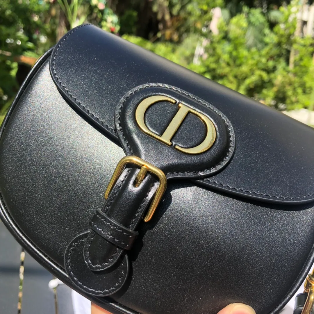 ❗️❗️❗️Free shipping with SF Express for year-end events❗️❗️❗️💰1700 Small size: 18×14×5cm Dior overseas channel goods! Dior Saddle Bag😘This Dior Bobby handbag is a shoulder bag style, showing elegant silhouette and coordinated proportions. This small bag is crafted from glossy black calfskin and accented with antiqued gold hardware for added style. The interior is designed with suede leather, which is soft and rich in texture. With a detachable and adjustable shoulder strap embellished with a military-style buckle, it can be worn on the shoulder, cross-body or handheld.
