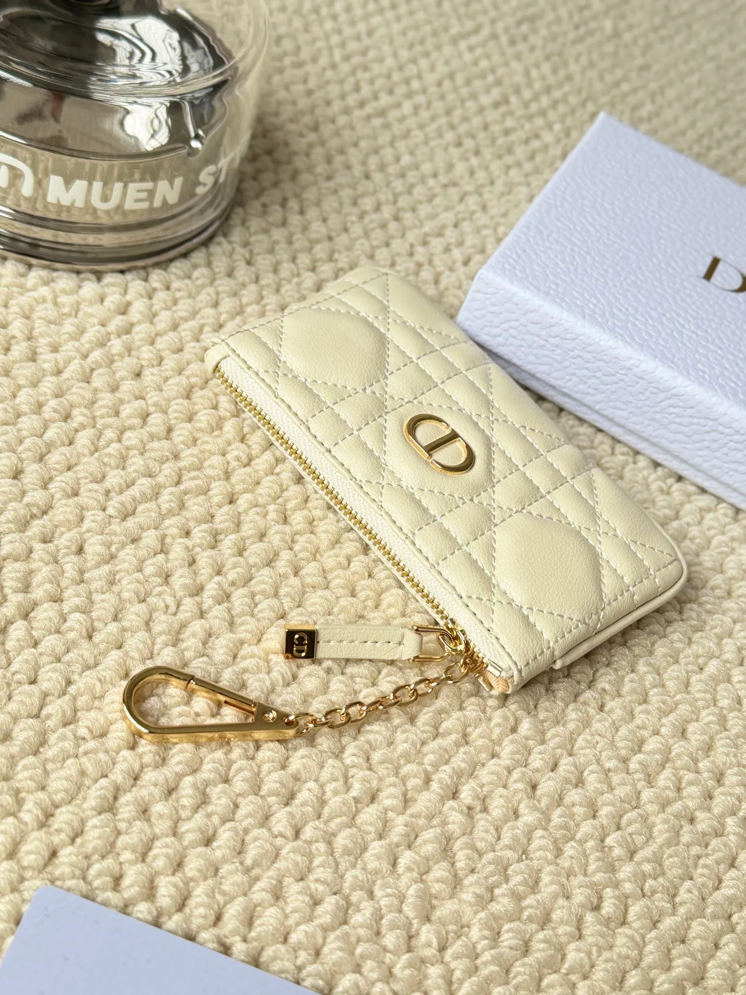 💰140 2024 spring and summer new coin purse key bag is small and cute Size: 14.5*7.6cm Model: S5158UWHC_M30G This Dior Caro card holder is elegant and practical. Carefully crafted from soft cow leather, it is decorated with cannage pattern topstitching and a CD logo on the front to enhance the style. Elegant and sophisticated. 30 Montaigne Glycine Coin Purse Key Case 🔑 Compact and practical, unique, it can store various daily necessities, suitable for various occasions, and can be matched with its 30Montaigne items. CD logo on front