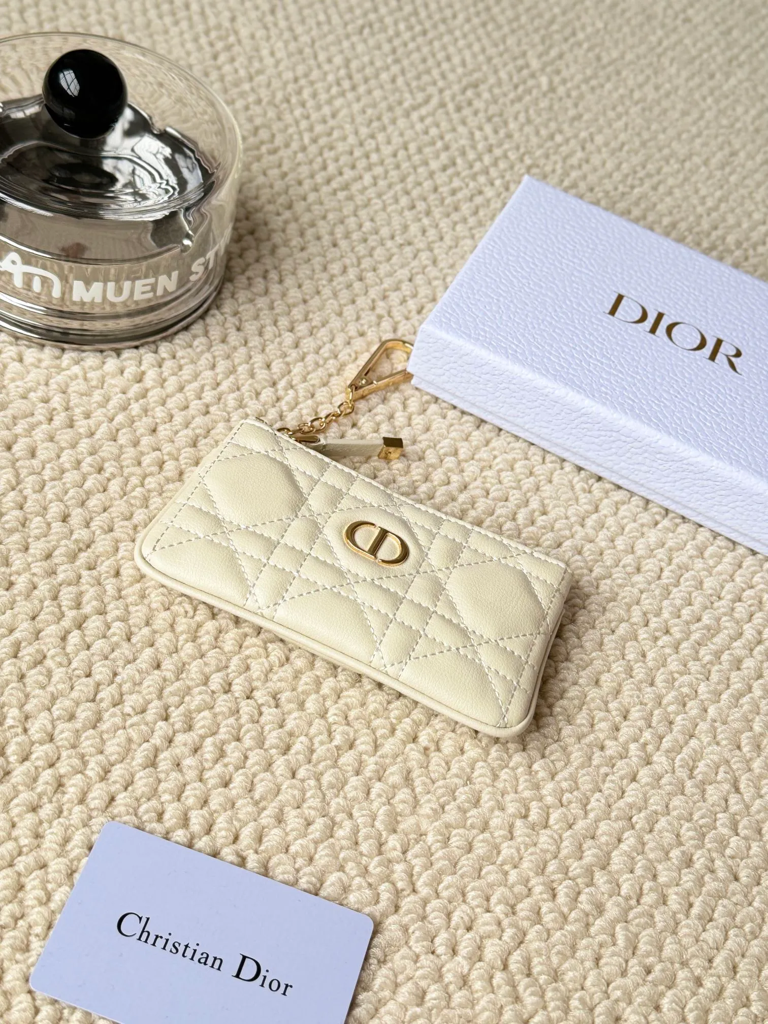 💰140 2024 spring and summer new coin purse key bag is small and cute Size: 14.5*7.6cm Model: S5158UWHC_M30G This Dior Caro card holder is elegant and practical. Carefully crafted from soft cow leather, it is decorated with cannage pattern topstitching and a CD logo on the front to enhance the style. Elegant and sophisticated. 30 Montaigne Glycine Coin Purse Key Case 🔑 Compact and practical, unique, it can store various daily necessities, suitable for various occasions, and can be matched with its 30Montaigne items. CD logo on front