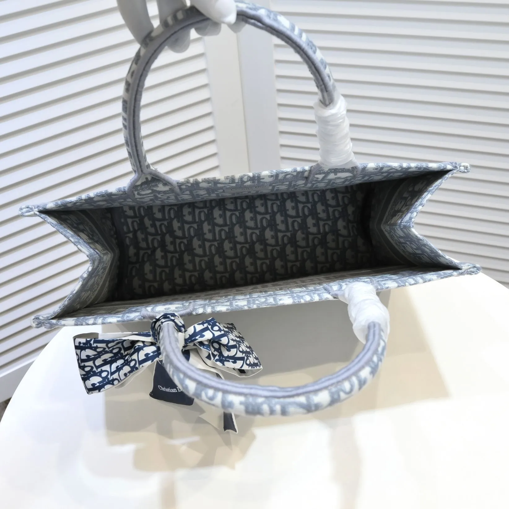 💰340￥Small size with silk scarf and overlock🔜Dior new shopping bag at Dior counter! Counters are updated simultaneously! Limited edition of the same style as the stars! Super stylish! Imported fabric👍high-end quality! Model: 8034 Size: 36*27*16cm
