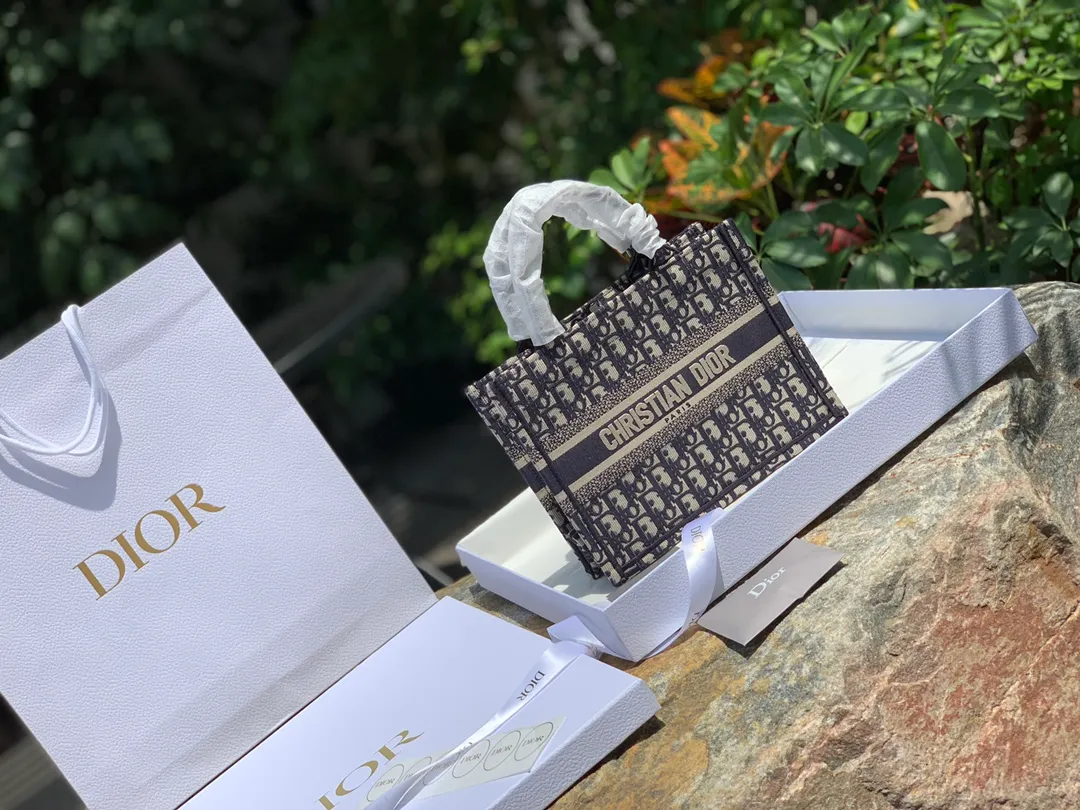 Top upgraded version 💰1400 Size 26.5 x 21 x 14 CM From fabric to craftsmanship, 100% pure channel! When it comes to tote, it has to be represented by it. D’s classic embroidered letter tote bag is a popular one all over the world! Today, the new 26CM small size will be more suitable for petite girls! Casual yet elegant! High-end and stylish! It is a pure and genuine source of purchasing goods. It is obvious that a new bag should be listed on the "social graph", so we will use the most authentic real-life photos to express its beauty! Regarding how "trendy" it is, the fashionable V-number has already publicized it. I just want to explain how "good" it is!