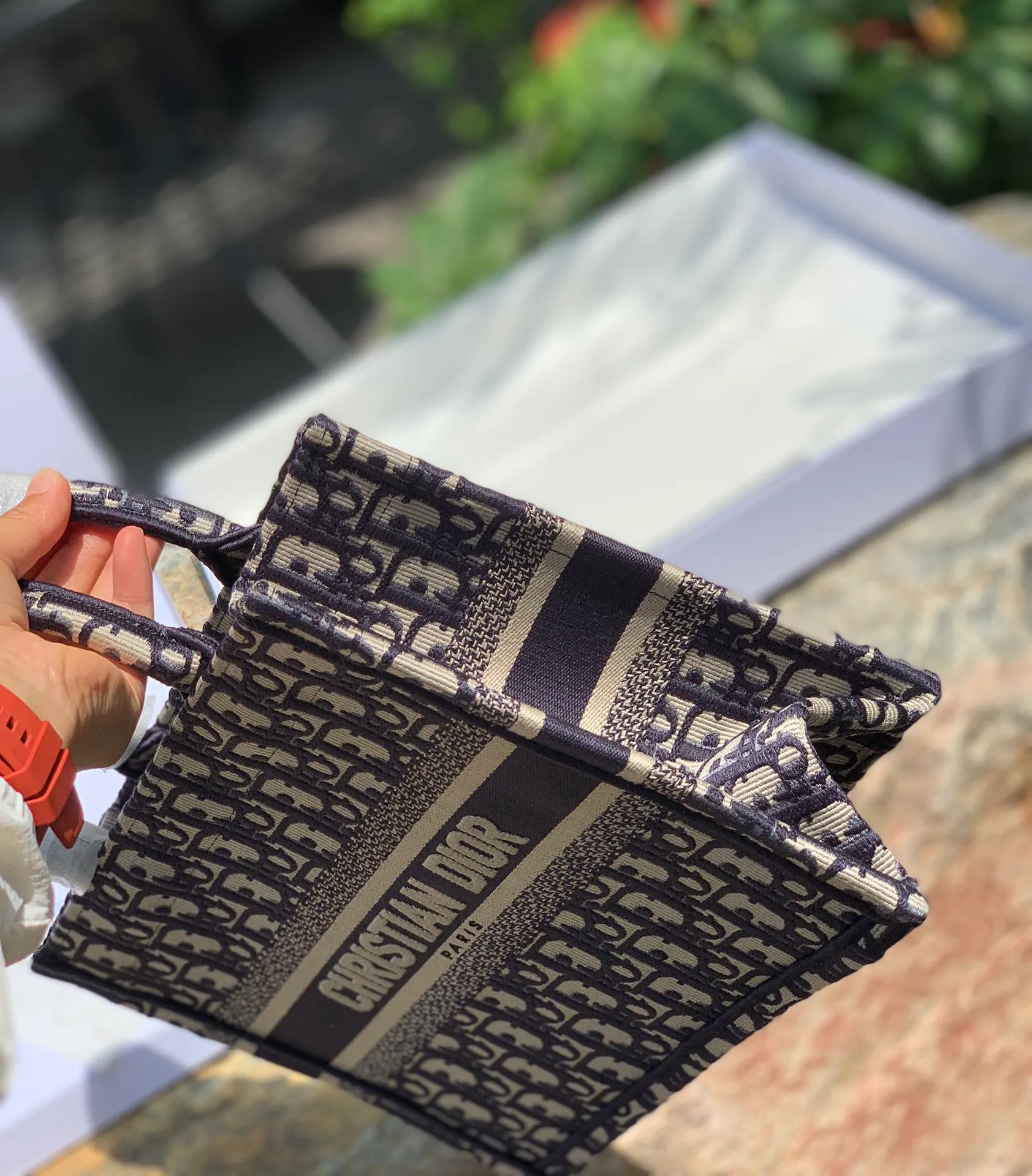 Top upgraded version 💰1400 Size 26.5 x 21 x 14 CM From fabric to craftsmanship, 100% pure channel! When it comes to tote, it has to be represented by it. D’s classic embroidered letter tote bag is a popular one all over the world! Today, the new 26CM small size will be more suitable for petite girls! Casual yet elegant! High-end and stylish! It is a pure and genuine source of purchasing goods. It is obvious that a new bag should be listed on the "social graph", so we will use the most authentic real-life photos to express its beauty! Regarding how "trendy" it is, the fashionable V-number has already publicized it. I just want to explain how "good" it is!
