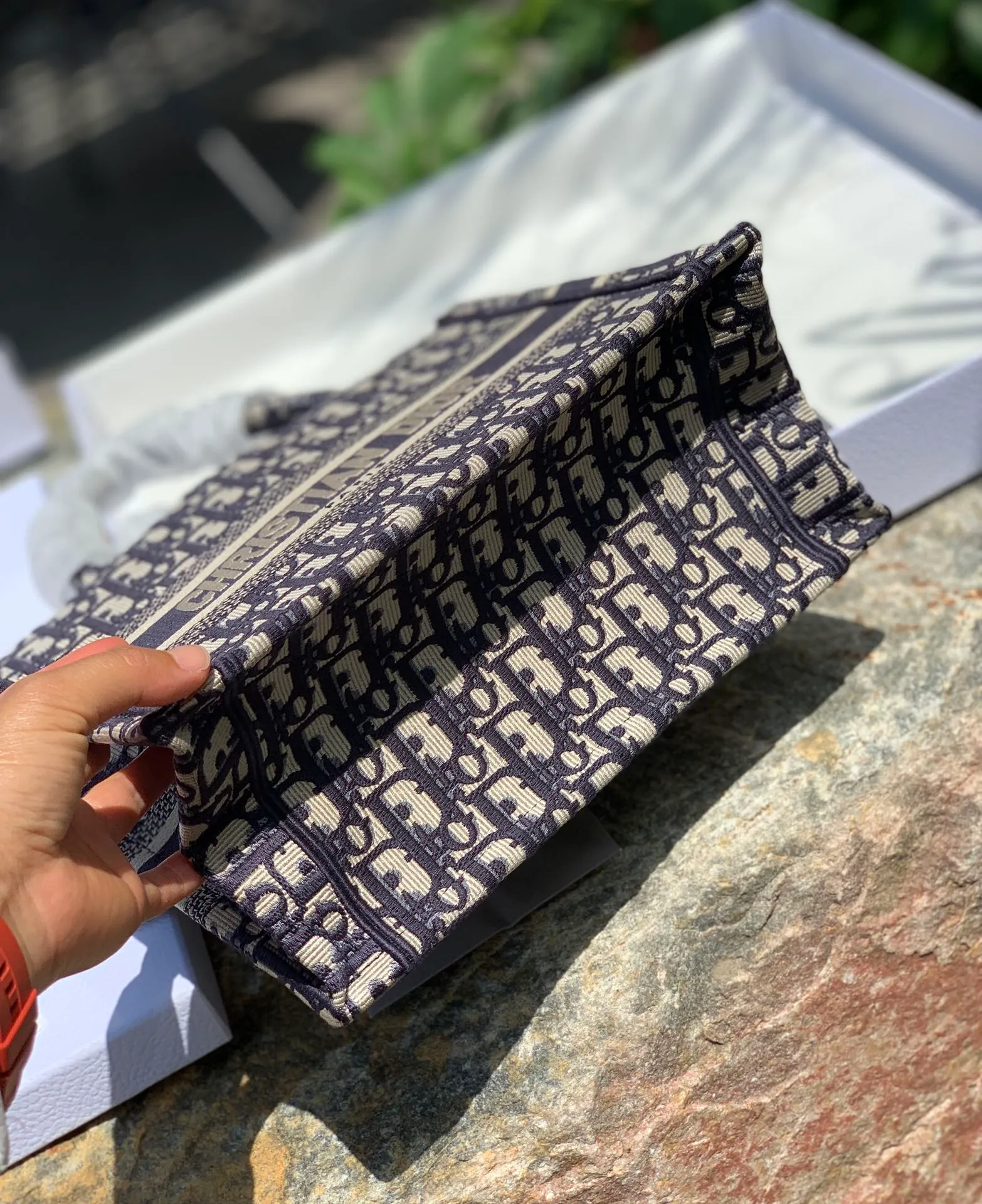 Top upgraded version 💰1400 Size 26.5 x 21 x 14 CM From fabric to craftsmanship, 100% pure channel! When it comes to tote, it has to be represented by it. D’s classic embroidered letter tote bag is a popular one all over the world! Today, the new 26CM small size will be more suitable for petite girls! Casual yet elegant! High-end and stylish! It is a pure and genuine source of purchasing goods. It is obvious that a new bag should be listed on the "social graph", so we will use the most authentic real-life photos to express its beauty! Regarding how "trendy" it is, the fashionable V-number has already publicized it. I just want to explain how "good" it is!