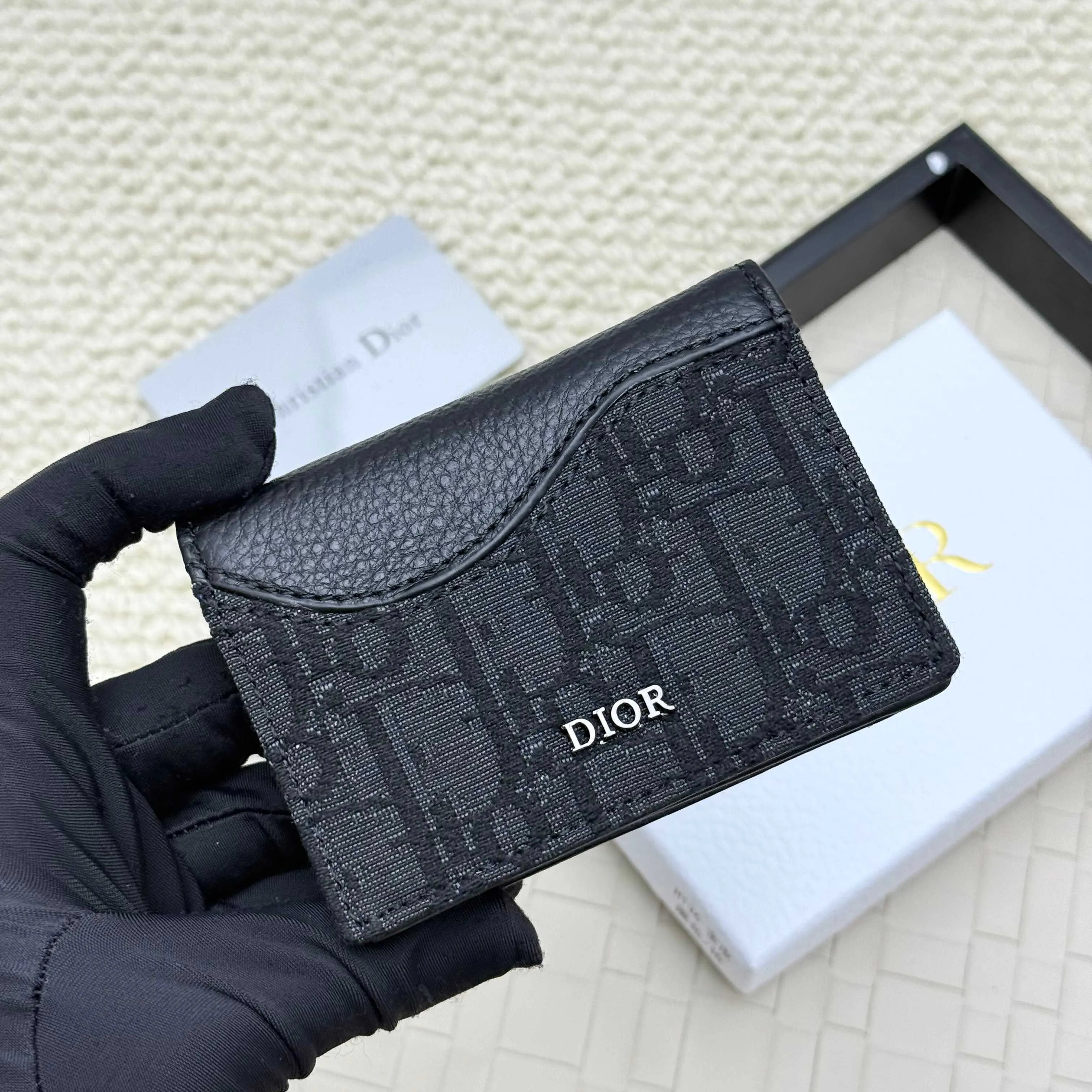 ￥120💰Business card holder is practical and exquisite👏🏻The interior is made of black smooth cowhide. Featuring an interior gusseted compartment with card slots, and a flip-top lid with two card slots. "DIOR" logo on the front and interior. No.: 136 Size: 10*6.8*2cm