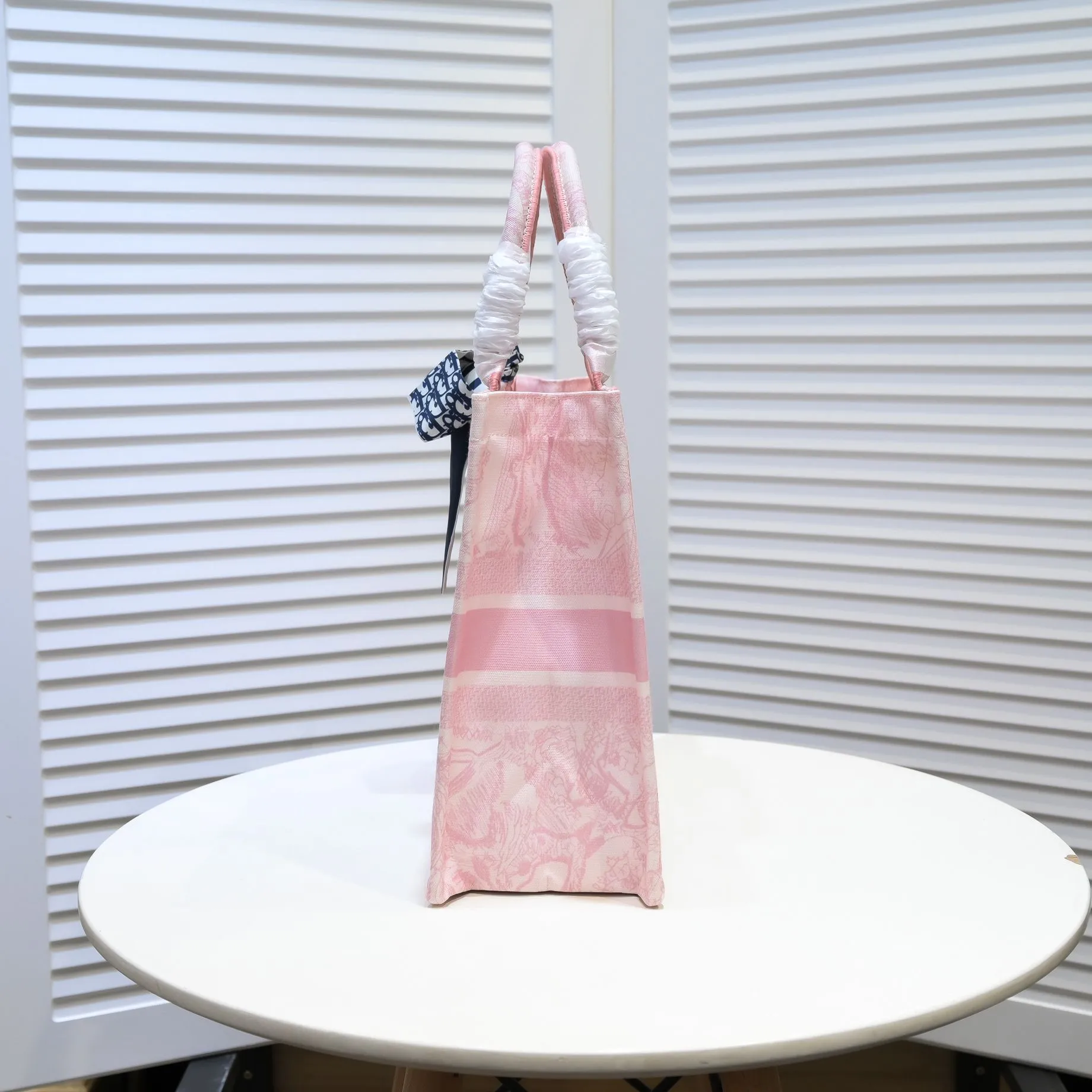💰340￥Small size with silk scarf and overlock🔜Dior new shopping bag at Dior counter! Counters are updated simultaneously! Limited edition of the same style as the stars! Super stylish! Imported fabric👍high-end quality! Model: 8034 Size: 36*27*16cm