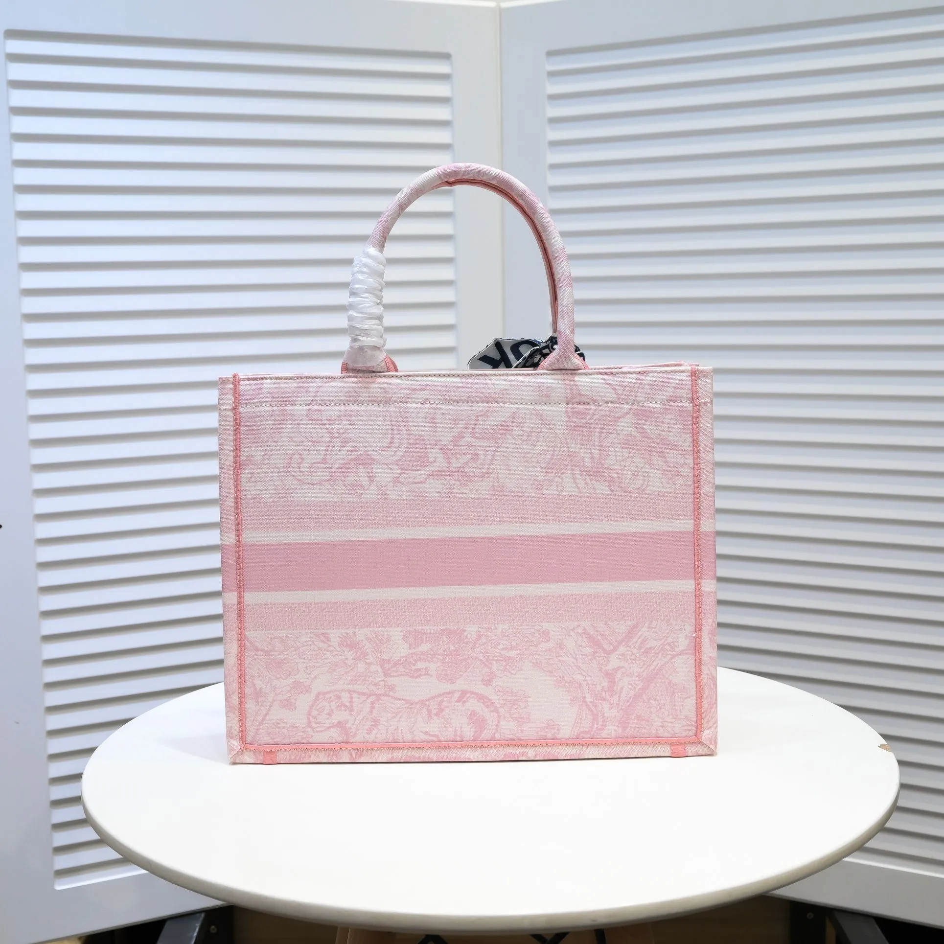 💰340￥Small size with silk scarf and overlock🔜Dior new shopping bag at Dior counter! Counters are updated simultaneously! Limited edition of the same style as the stars! Super stylish! Imported fabric👍high-end quality! Model: 8034 Size: 36*27*16cm