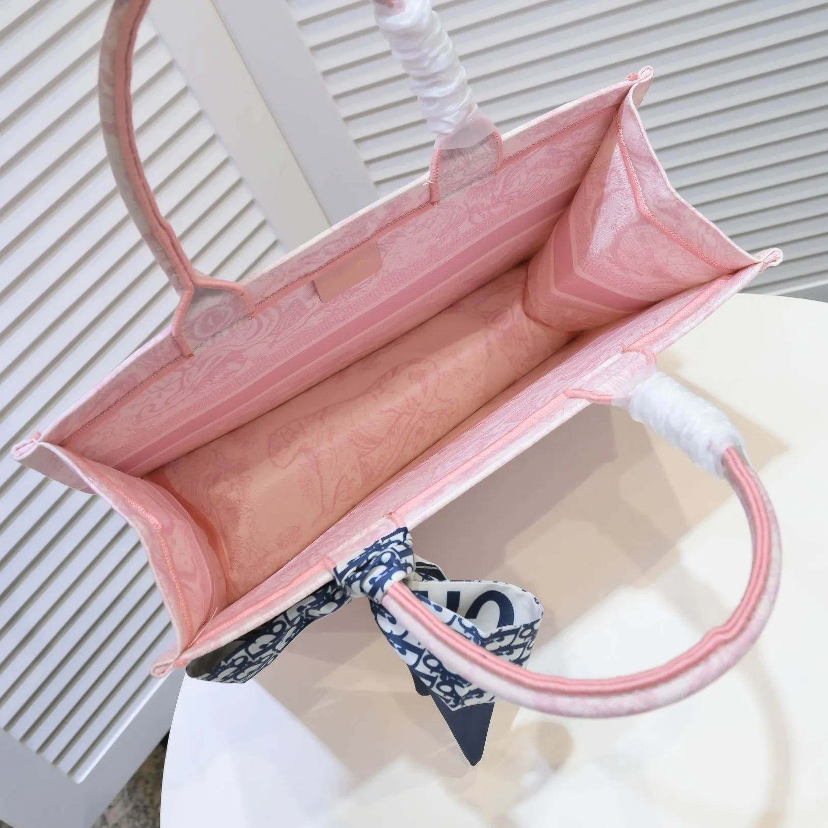 💰340￥Small size with silk scarf and overlock🔜Dior new shopping bag at Dior counter! Counters are updated simultaneously! Limited edition of the same style as the stars! Super stylish! Imported fabric👍high-end quality! Model: 8034 Size: 36*27*16cm