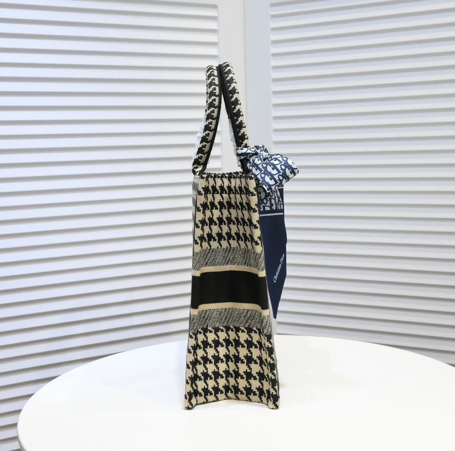 💰420￥Original single cloth with small silk scarf and overlock🔜Dior new shopping bag at Dior counter! Counters are updated simultaneously! Limited edition of the same style as the stars! Super stylish! Imported fabric👍high-end quality! Model: 8034 Size: 36*27*16cm