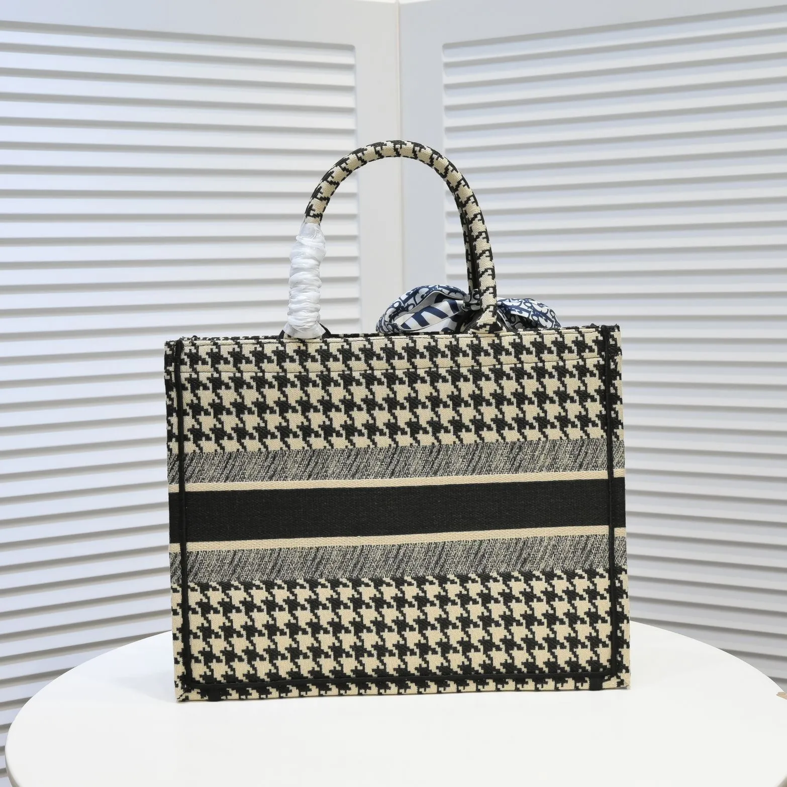 💰420￥Original single cloth with small silk scarf and overlock🔜Dior new shopping bag at Dior counter! Counters are updated simultaneously! Limited edition of the same style as the stars! Super stylish! Imported fabric👍high-end quality! Model: 8034 Size: 36*27*16cm