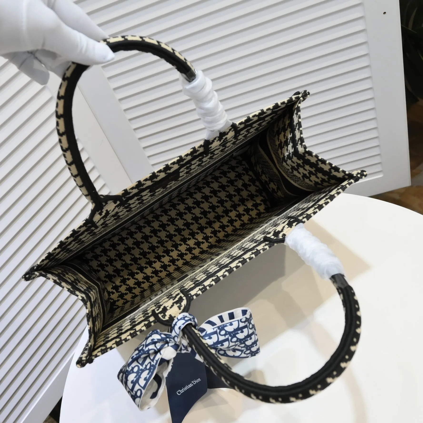 💰420￥Original single cloth with small silk scarf and overlock🔜Dior new shopping bag at Dior counter! Counters are updated simultaneously! Limited edition of the same style as the stars! Super stylish! Imported fabric👍high-end quality! Model: 8034 Size: 36*27*16cm