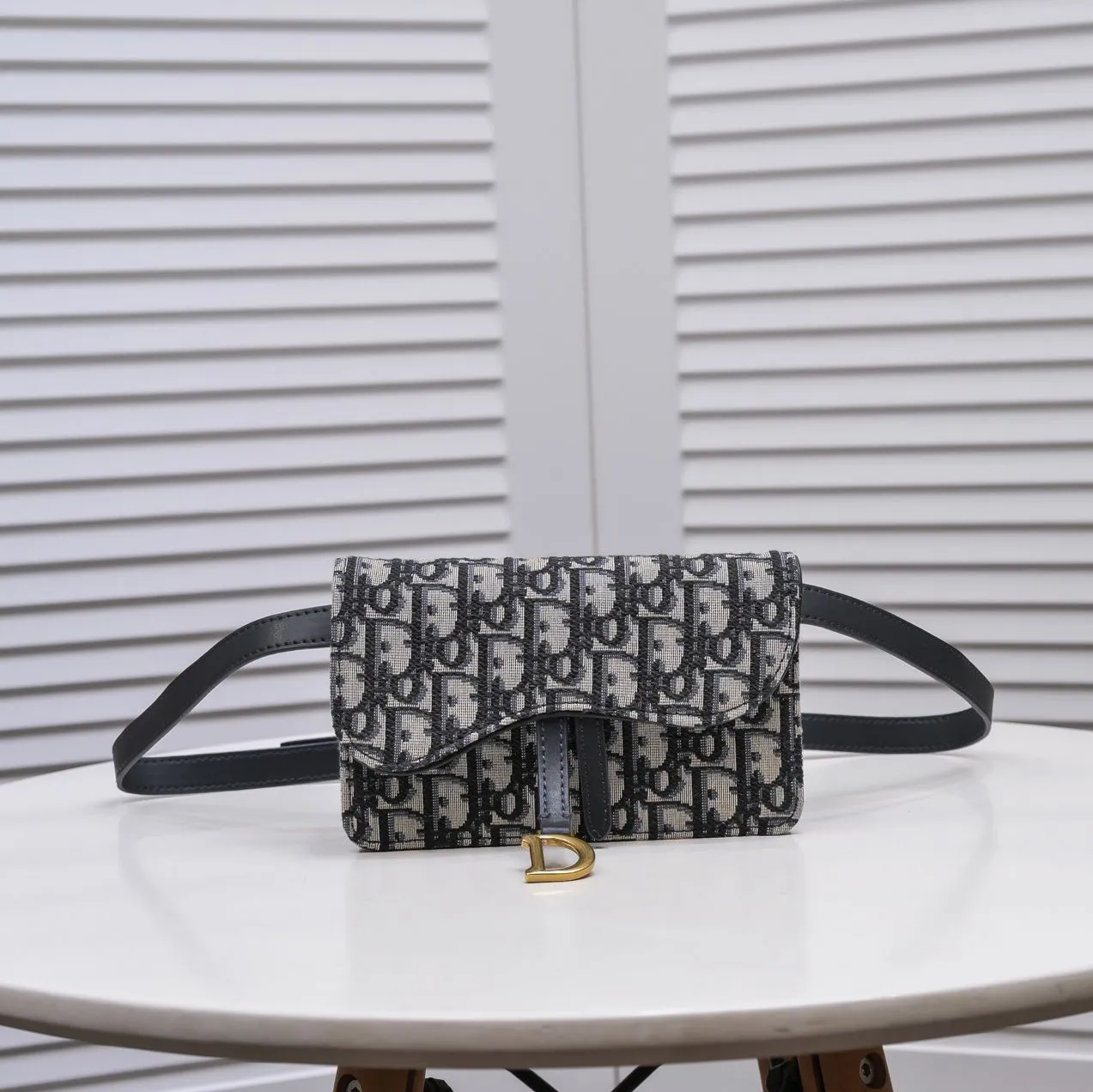 💰320￥With box 🔥️Saddle Dior oblique waist bag The new Oblique canvas fireworks saddle waist bag embodies exquisite craftsmanship. The Dior leather workshop in Italy is carefully crafted♥️It perfectly combines the charming Oblique pattern with the classic 🐎 saddle, giving it a versatile character😜Every production is a perfect reflection of excellent craftsmanship👉With retro gold metal! Detachable waist belt! Transform into hand bag in seconds and chest bag Size: 17 10 3 ♥️Model 9901❤️