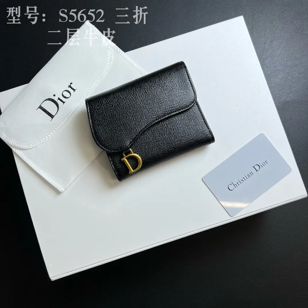 💰170 💎Top quality 🇫🇷 DIOR Dior tri-fold wallet ❤️ 💌 Two-layer calfskin, non-transferable‼ ️ The Saddle Lotus Oblique Print Wallet embodies the signature style of this collection. Crafted from the new Oblique print fabric, it features a signature asymmetric flap and antique gold-finish metal stirrup 'D' charm. This classic accessory holds a variety of daily essentials and fits easily into a variety of handbags. Front stirrup "D" charm 4 card slots 2 patch pockets 1 cash compartment 1 zip pocket Dimensions: 10 x 9 x 2.5 cm Style number: S5652CTZQ-M928