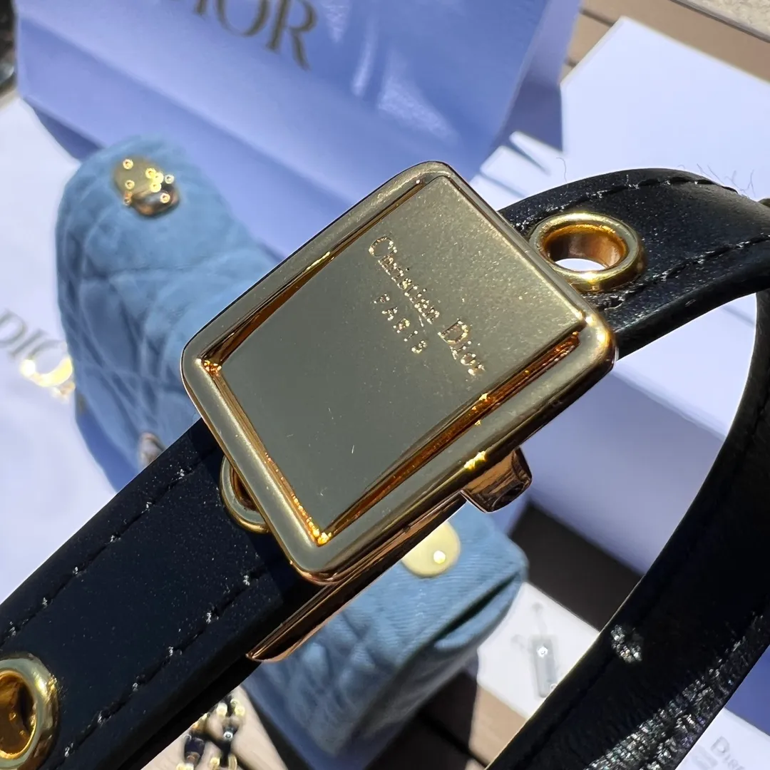 ❗️❗️❗️Free shipping with SF Express for year-end events❗️❗️❗️💰1900 Size: 25.5×15.5×8cm Dior overseas channel resources exclusively offer Caro handbags❗️This Dior Caro handbag combines modern fashion with classic elegance, highlighting the popular style of the series. Crafted from blue denim, it features original quilted-effect oversized cannage topstitching and a flap embellished with a fluorescent blue transparent resin knob-style "CD" clasp. Medium style, equipped with a detachable metal and transparent resin "CD" chain shoulder strap, which can be carried by hand, shoulder or cross-body. It can also be replaced with Dor's embroidered wide shoulder strap to embellish daily looks or add a bright finishing touch to evening wear.