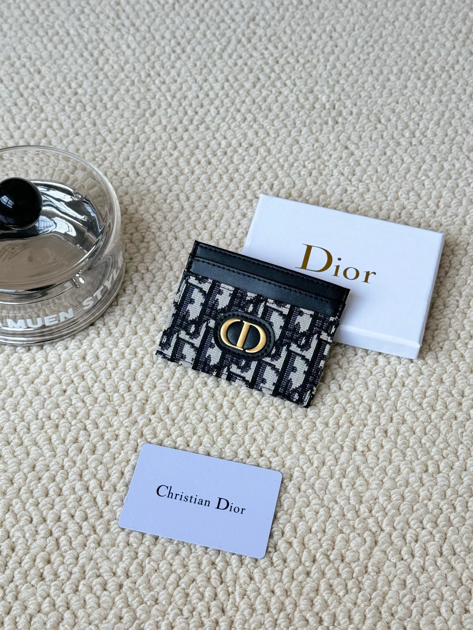 💰100 dior's card holder -30 Montaigne card holder is exquisite and elegant. Made of blue jacquard fabric, detailed with Oblique print and CD logo on the front. Practical and compact, it can store small daily necessities and can be easily put into various handbags. CD logo on front 2 card slots 1 patch pocket Number: S2152 Dimensions: 10 x 7.5 x 0.5 cm