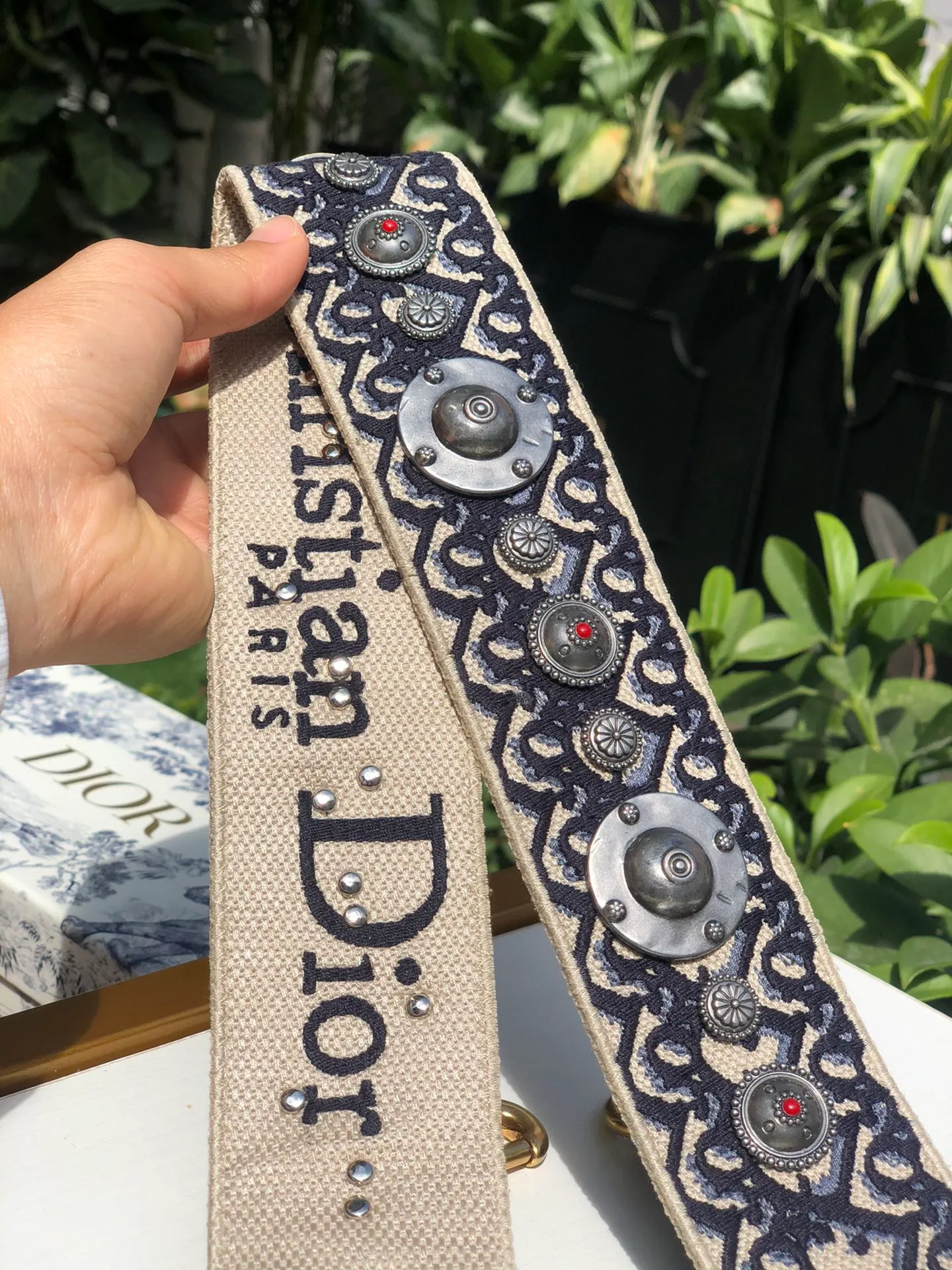 Top upgraded version 💰700 Size: 95cm x 5cm Dio*r Roman wide shoulder strap! ! Original factory channels! There is no difference between it and the one on sale at the counter for ¥24,000. Feel free to go to the counter to compare! This embroidered shoulder strap is a unique accessory, enhanced by a blue Oblique print with a silver-tone metal badge and "Christian Dior" signature embroidery on the other side. Comes with vintage gold metal hooks on both ends! ! It can be matched with any Dior handbag, and it can also be matched with other handbags! It can add artistic characteristics to every bag and express an extraordinary aura! !
