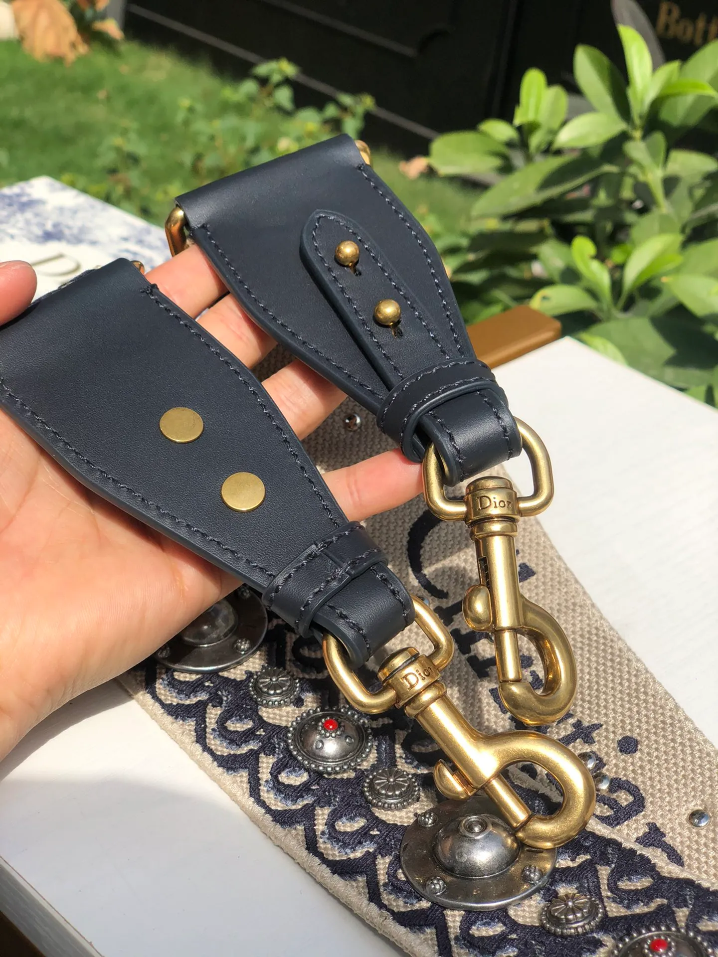 Top upgraded version 💰700 Size: 95cm x 5cm Dio*r Roman wide shoulder strap! ! Original factory channels! There is no difference between it and the one on sale at the counter for ¥24,000. Feel free to go to the counter to compare! This embroidered shoulder strap is a unique accessory, enhanced by a blue Oblique print with a silver-tone metal badge and "Christian Dior" signature embroidery on the other side. Comes with vintage gold metal hooks on both ends! ! It can be matched with any Dior handbag, and it can also be matched with other handbags! It can add artistic characteristics to every bag and express an extraordinary aura! !