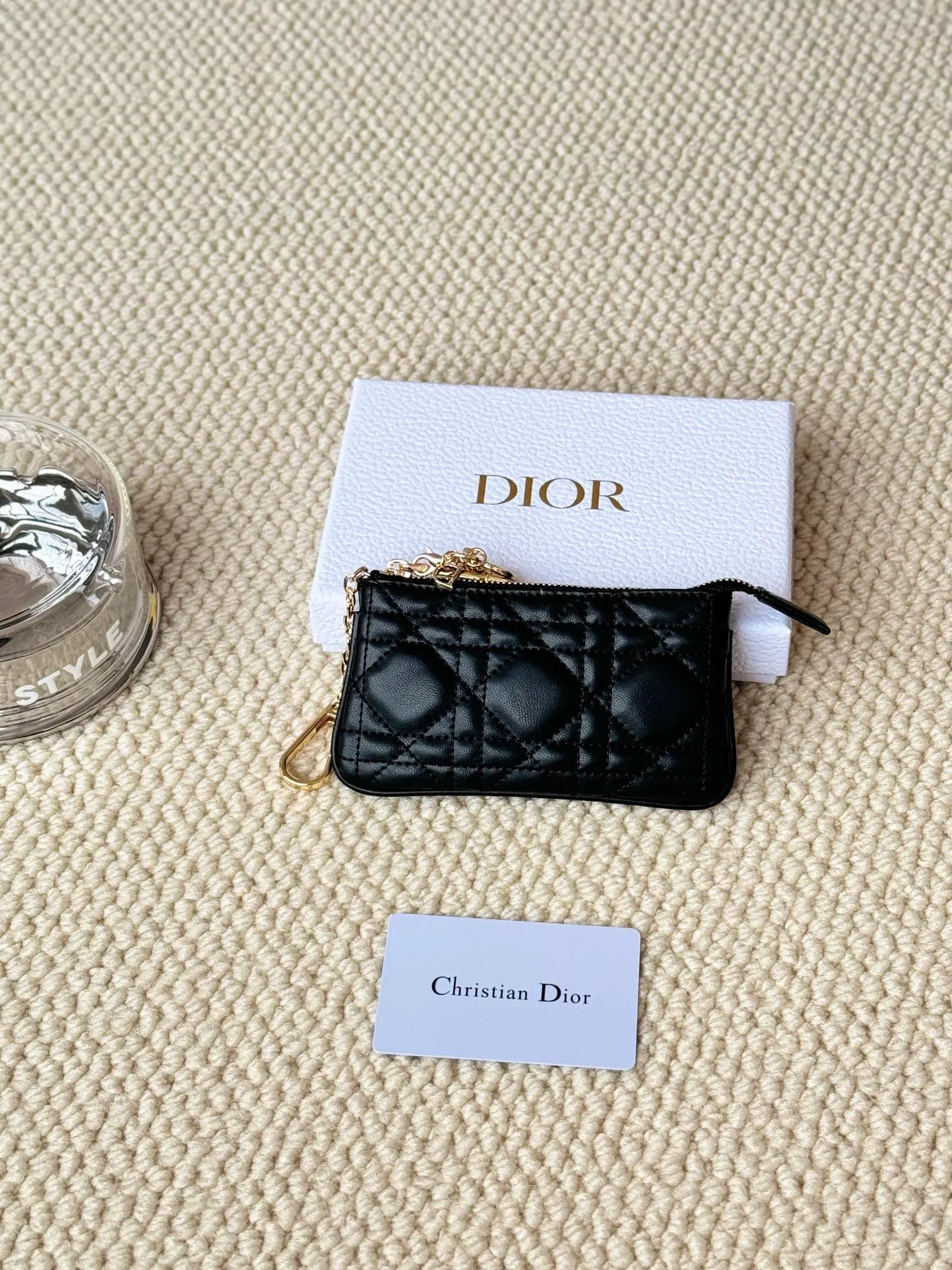 💰160 lambskin makes a zippered coin purse and key bag. Small, cute and mini. Size: 14.5*7.6cm Model: S0972UWHC_M30G This Dior Caro card holder is elegant and practical. Made of soft lambskin, carefully crafted and decorated with cannage pattern topstitching. Coin purse and key case 🔑 Compact and practical, unique and can store various daily necessities, suitable for various occasions.