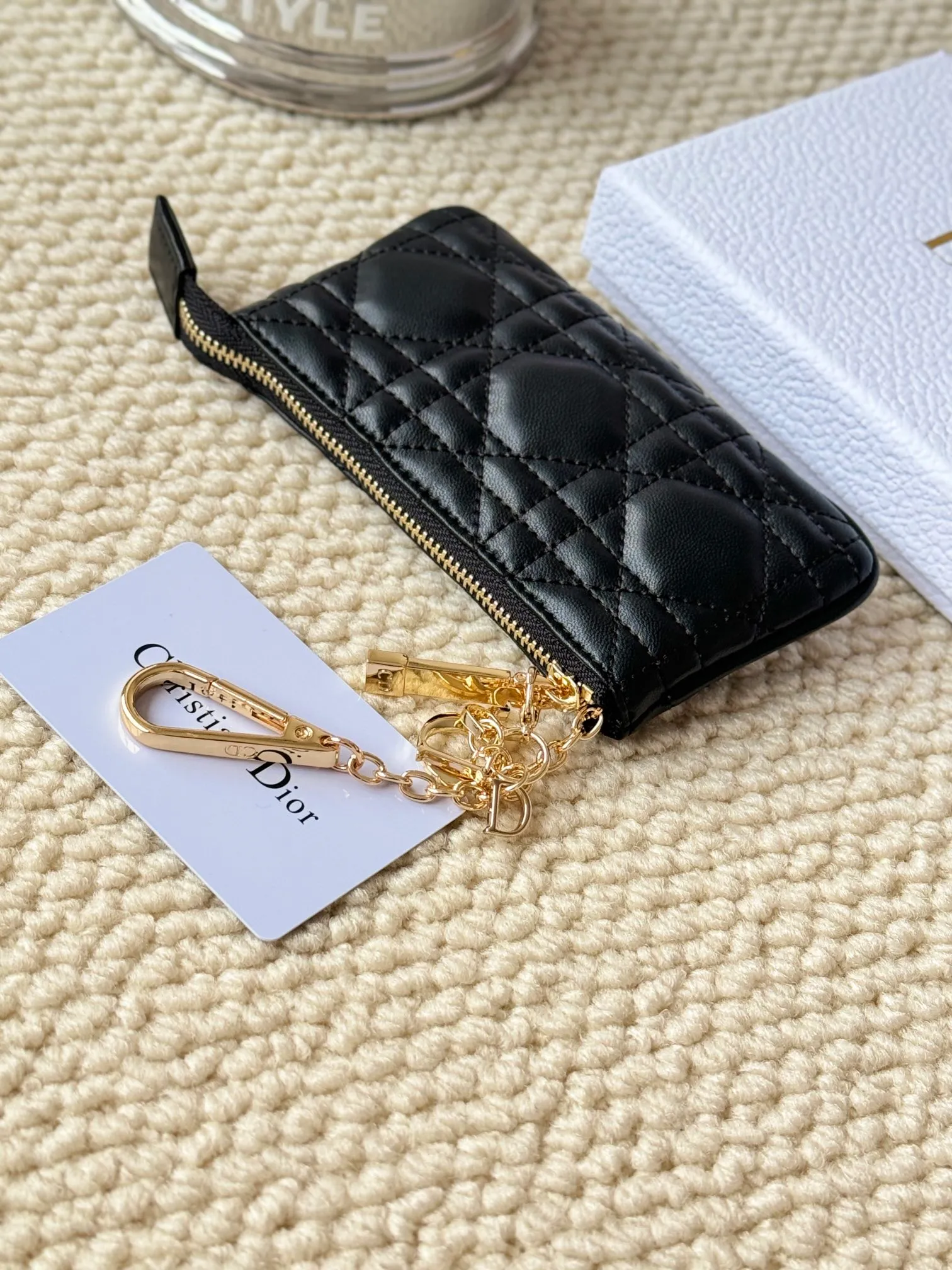 💰160 lambskin makes a zippered coin purse and key bag. Small, cute and mini. Size: 14.5*7.6cm Model: S0972UWHC_M30G This Dior Caro card holder is elegant and practical. Made of soft lambskin, carefully crafted and decorated with cannage pattern topstitching. Coin purse and key case 🔑 Compact and practical, unique and can store various daily necessities, suitable for various occasions.