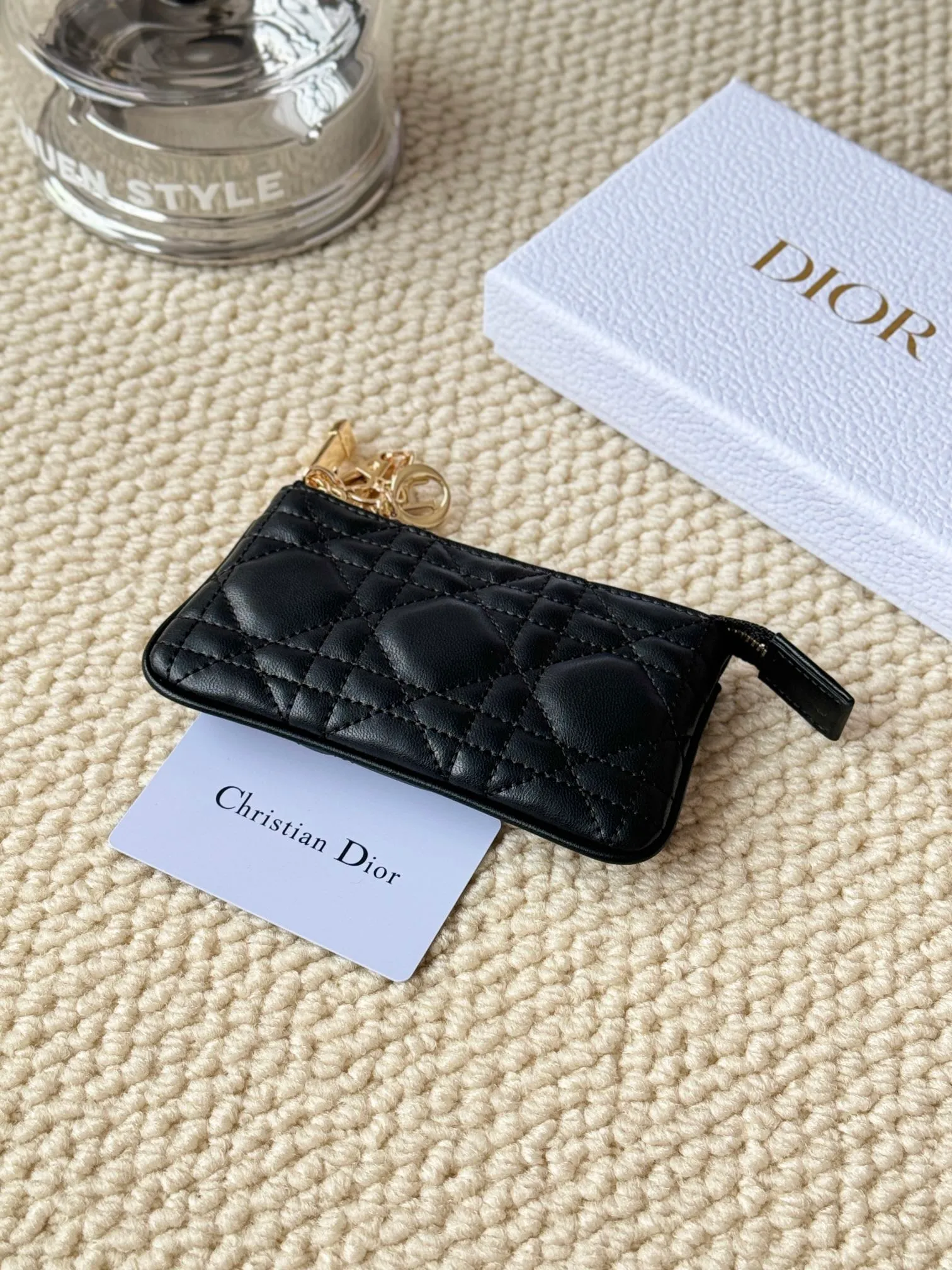 💰160 lambskin makes a zippered coin purse and key bag. Small, cute and mini. Size: 14.5*7.6cm Model: S0972UWHC_M30G This Dior Caro card holder is elegant and practical. Made of soft lambskin, carefully crafted and decorated with cannage pattern topstitching. Coin purse and key case 🔑 Compact and practical, unique and can store various daily necessities, suitable for various occasions.