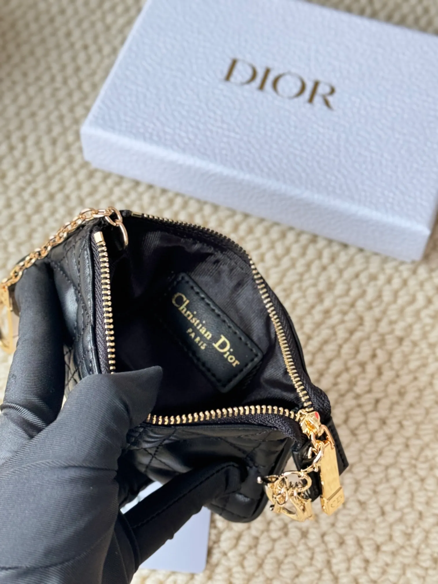 💰160 lambskin makes a zippered coin purse and key bag. Small, cute and mini. Size: 14.5*7.6cm Model: S0972UWHC_M30G This Dior Caro card holder is elegant and practical. Made of soft lambskin, carefully crafted and decorated with cannage pattern topstitching. Coin purse and key case 🔑 Compact and practical, unique and can store various daily necessities, suitable for various occasions.