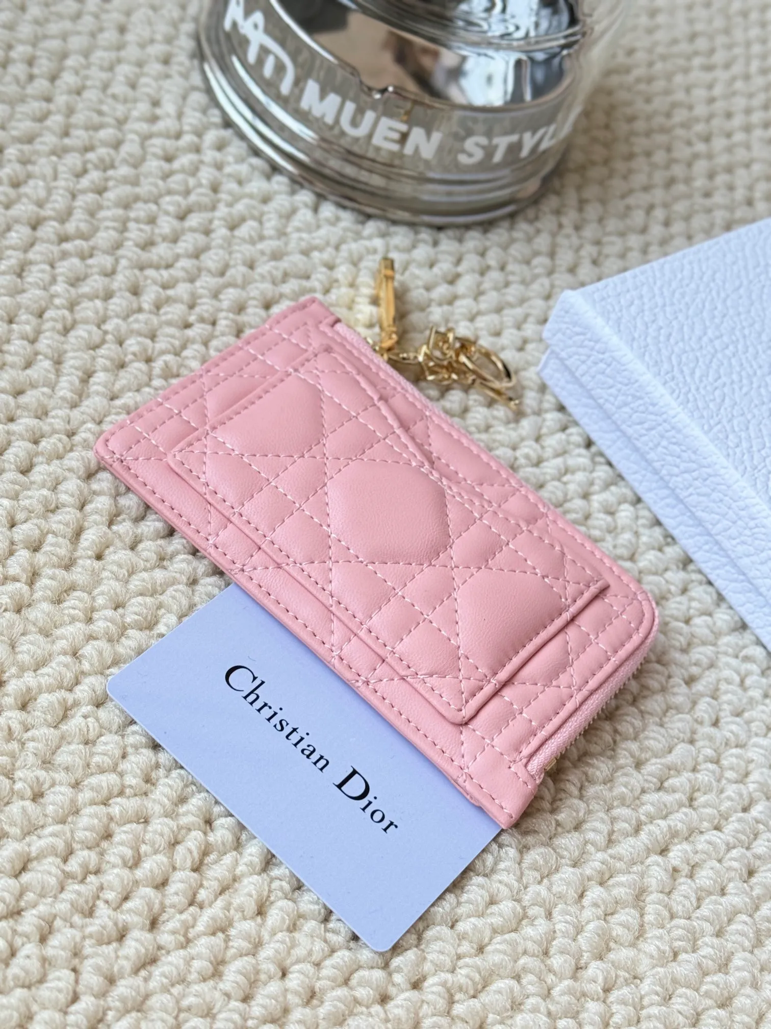 💰160 Lady Dior card holder. A sand-colored wallet that I bought to fit in a waste bag. It has an L-shaped opening and a seven-zipper pull. No.: S0965. There are too many front patch pockets to hold cards. The bills need to be folded at 40% off, and the 30% off can be placed but it has a zipper. The size is 13.5*8.5*1.5 cm. The Dior card holder meets my various needs. Compared with other styles, it is thin, compact, and has a large capacity. There is no conspicuous big LOGO, it will not scratch when placed in the bag, and it is relatively low-key and classic. There is a special place for access control cards, so you don’t need to mix them with bank cards. When I used to swipe access control cards, I couldn’t swipe them because there were too many cards, so I had to take out the access control cards separately. There is a zipper, so you don't have to worry about putting important things out, and the zipper is half-open, so it's more convenient to put things in and take things out than having only one side.