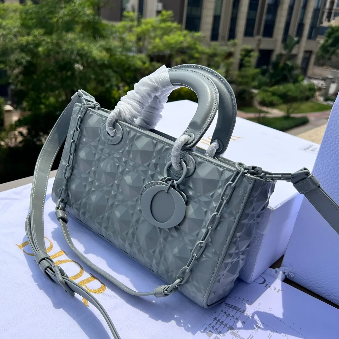 Top upgraded version💰1900 Size: 26×13.5×5cm Dior’s overseas channel resources specialize in the horizontal style Princess Diana bag ❗️This Lady D-Joy handbag highlights the iconic simple aesthetics of the Lady Dior series and embodies Dior’s profound insight into elegance and beauty. Stylish and elegant design is timeless. Carefully crafted from black cow leather, it is decorated with a diamond-shaped cannage pattern. It is paired with the same-tone matte metal D.I.O.R charm to enhance the style and add a touch of agility to the exquisite silhouette. Featuring a detachable chain shoulder strap and an adjustable, removable leather shoulder strap, it can be worn by hand or cross-body, making it ideal for everyday styling.
