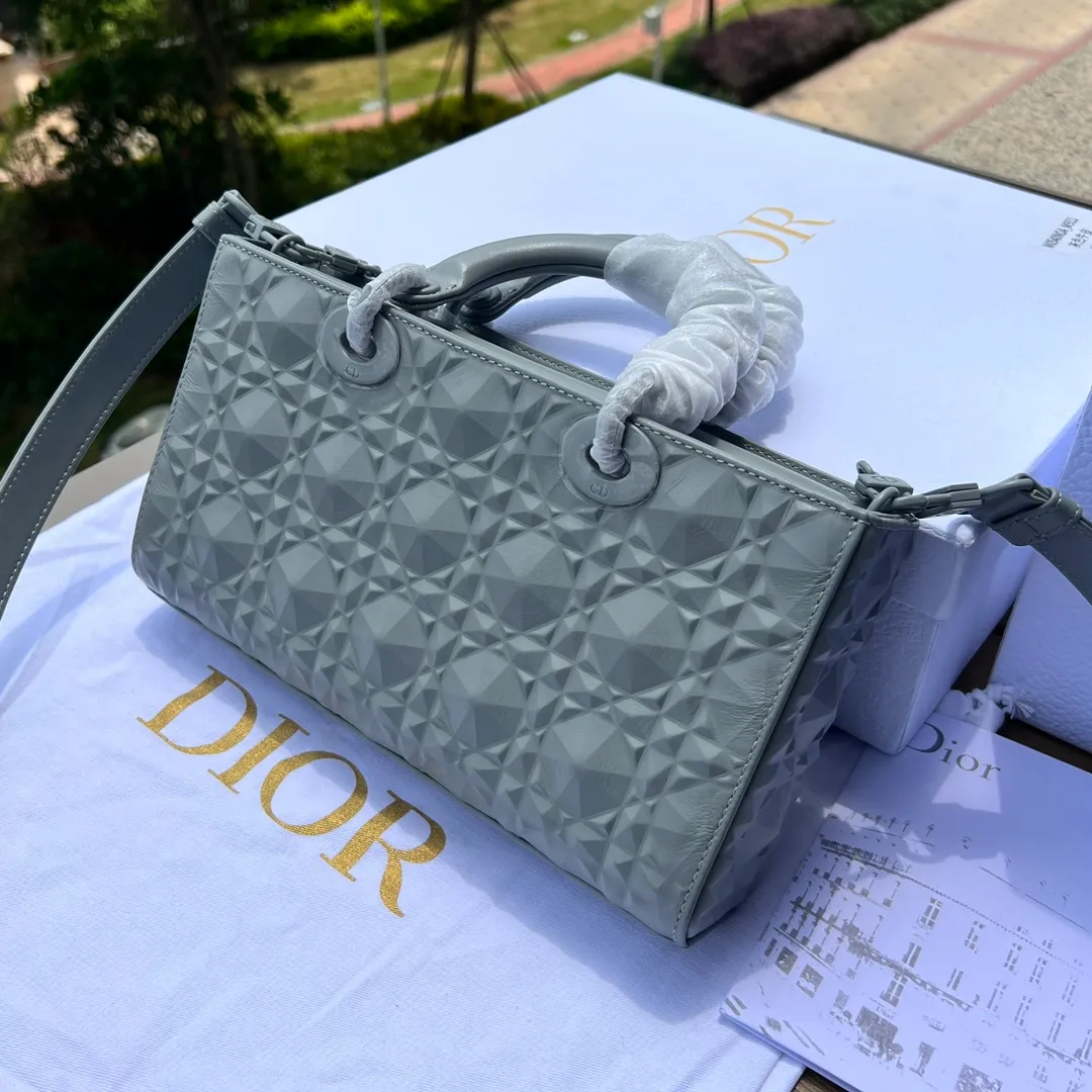 Top upgraded version💰1900 Size: 26×13.5×5cm Dior’s overseas channel resources specialize in the horizontal style Princess Diana bag ❗️This Lady D-Joy handbag highlights the iconic simple aesthetics of the Lady Dior series and embodies Dior’s profound insight into elegance and beauty. Stylish and elegant design is timeless. Carefully crafted from black cow leather, it is decorated with a diamond-shaped cannage pattern. It is paired with the same-tone matte metal D.I.O.R charm to enhance the style and add a touch of agility to the exquisite silhouette. Featuring a detachable chain shoulder strap and an adjustable, removable leather shoulder strap, it can be worn by hand or cross-body, making it ideal for everyday styling.