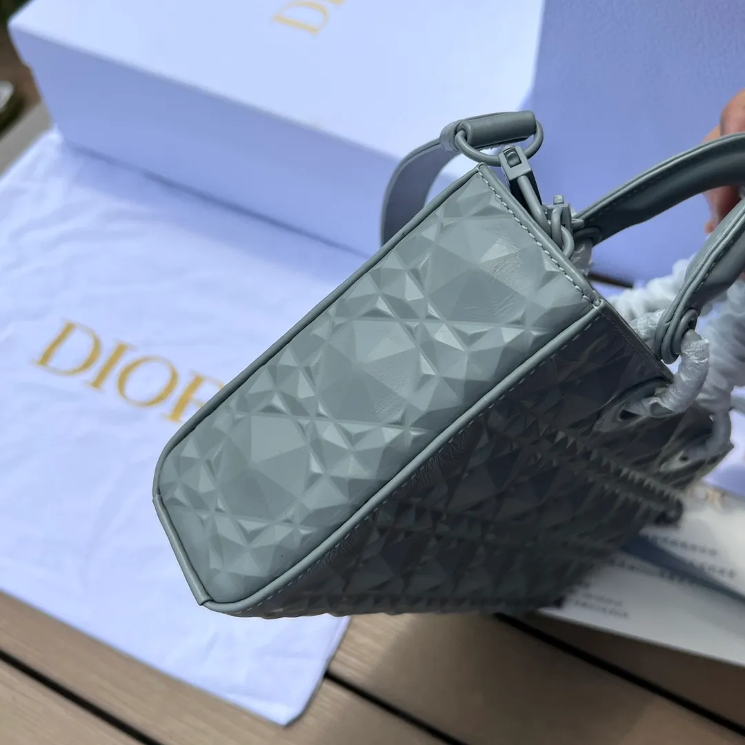 Top upgraded version💰1900 Size: 26×13.5×5cm Dior’s overseas channel resources specialize in the horizontal style Princess Diana bag ❗️This Lady D-Joy handbag highlights the iconic simple aesthetics of the Lady Dior series and embodies Dior’s profound insight into elegance and beauty. Stylish and elegant design is timeless. Carefully crafted from black cow leather, it is decorated with a diamond-shaped cannage pattern. It is paired with the same-tone matte metal D.I.O.R charm to enhance the style and add a touch of agility to the exquisite silhouette. Featuring a detachable chain shoulder strap and an adjustable, removable leather shoulder strap, it can be worn by hand or cross-body, making it ideal for everyday styling.