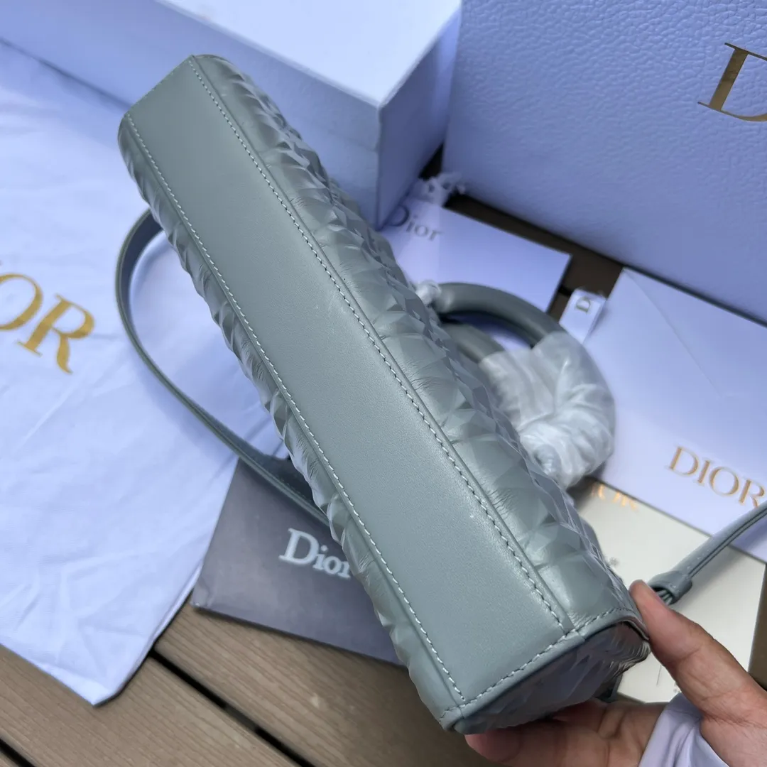 Top upgraded version💰1900 Size: 26×13.5×5cm Dior’s overseas channel resources specialize in the horizontal style Princess Diana bag ❗️This Lady D-Joy handbag highlights the iconic simple aesthetics of the Lady Dior series and embodies Dior’s profound insight into elegance and beauty. Stylish and elegant design is timeless. Carefully crafted from black cow leather, it is decorated with a diamond-shaped cannage pattern. It is paired with the same-tone matte metal D.I.O.R charm to enhance the style and add a touch of agility to the exquisite silhouette. Featuring a detachable chain shoulder strap and an adjustable, removable leather shoulder strap, it can be worn by hand or cross-body, making it ideal for everyday styling.