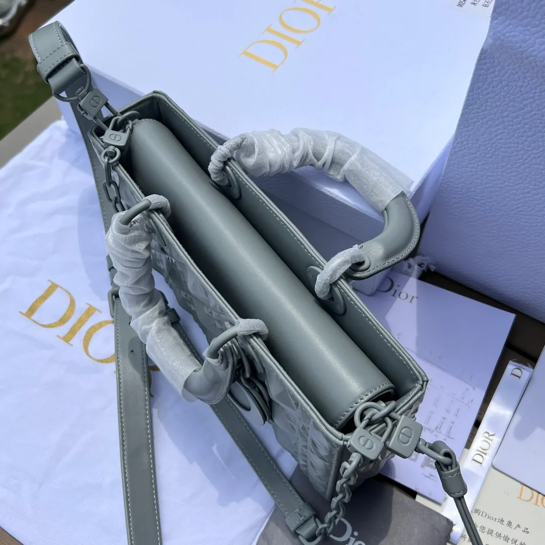 Top upgraded version💰1900 Size: 26×13.5×5cm Dior’s overseas channel resources specialize in the horizontal style Princess Diana bag ❗️This Lady D-Joy handbag highlights the iconic simple aesthetics of the Lady Dior series and embodies Dior’s profound insight into elegance and beauty. Stylish and elegant design is timeless. Carefully crafted from black cow leather, it is decorated with a diamond-shaped cannage pattern. It is paired with the same-tone matte metal D.I.O.R charm to enhance the style and add a touch of agility to the exquisite silhouette. Featuring a detachable chain shoulder strap and an adjustable, removable leather shoulder strap, it can be worn by hand or cross-body, making it ideal for everyday styling.