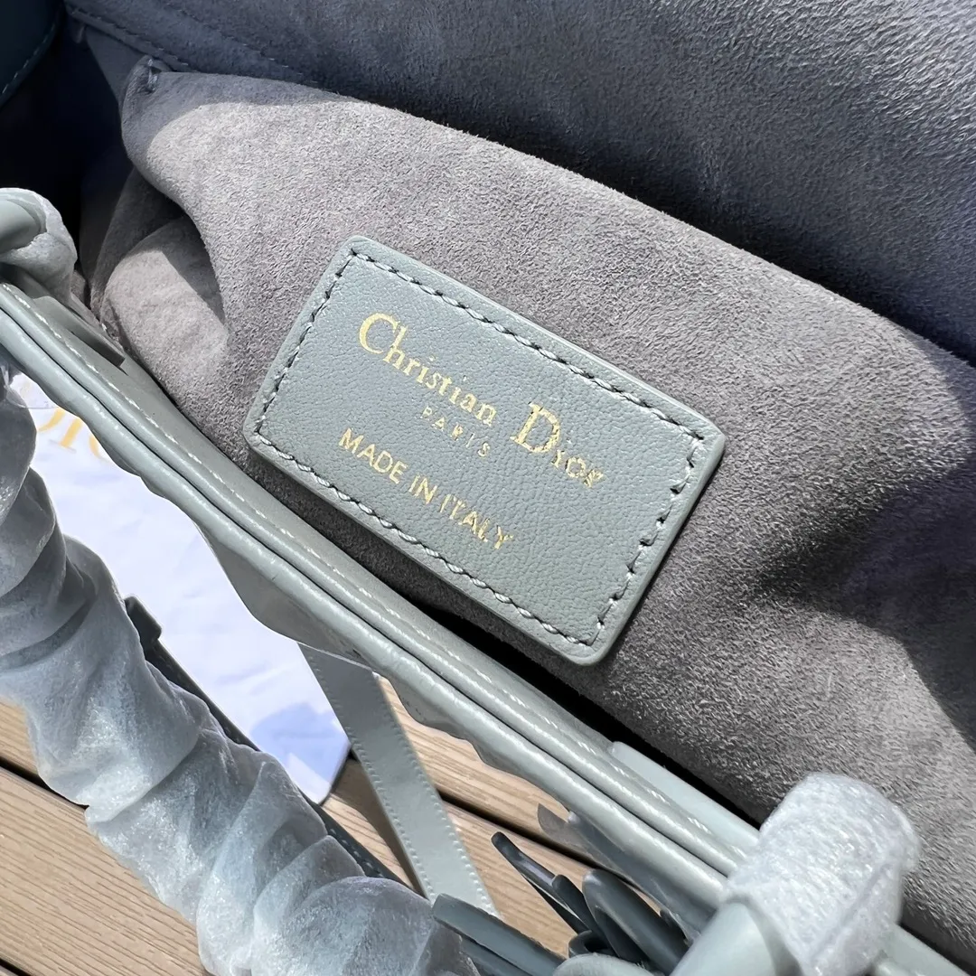 Top upgraded version💰1900 Size: 26×13.5×5cm Dior’s overseas channel resources specialize in the horizontal style Princess Diana bag ❗️This Lady D-Joy handbag highlights the iconic simple aesthetics of the Lady Dior series and embodies Dior’s profound insight into elegance and beauty. Stylish and elegant design is timeless. Carefully crafted from black cow leather, it is decorated with a diamond-shaped cannage pattern. It is paired with the same-tone matte metal D.I.O.R charm to enhance the style and add a touch of agility to the exquisite silhouette. Featuring a detachable chain shoulder strap and an adjustable, removable leather shoulder strap, it can be worn by hand or cross-body, making it ideal for everyday styling.